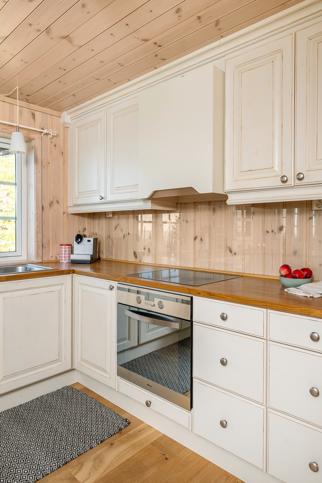 Kjøkkeninnredningen har integrerte hvitevarer. Ventilator fra Røroshetta installert januar 2025. Rikelig med både skap og skuffer for god oppbevaring. Galleribilde