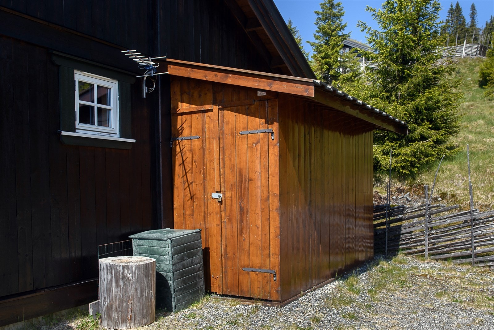 Praktisk utstyrsbod i enden av hytta. Galleribilde