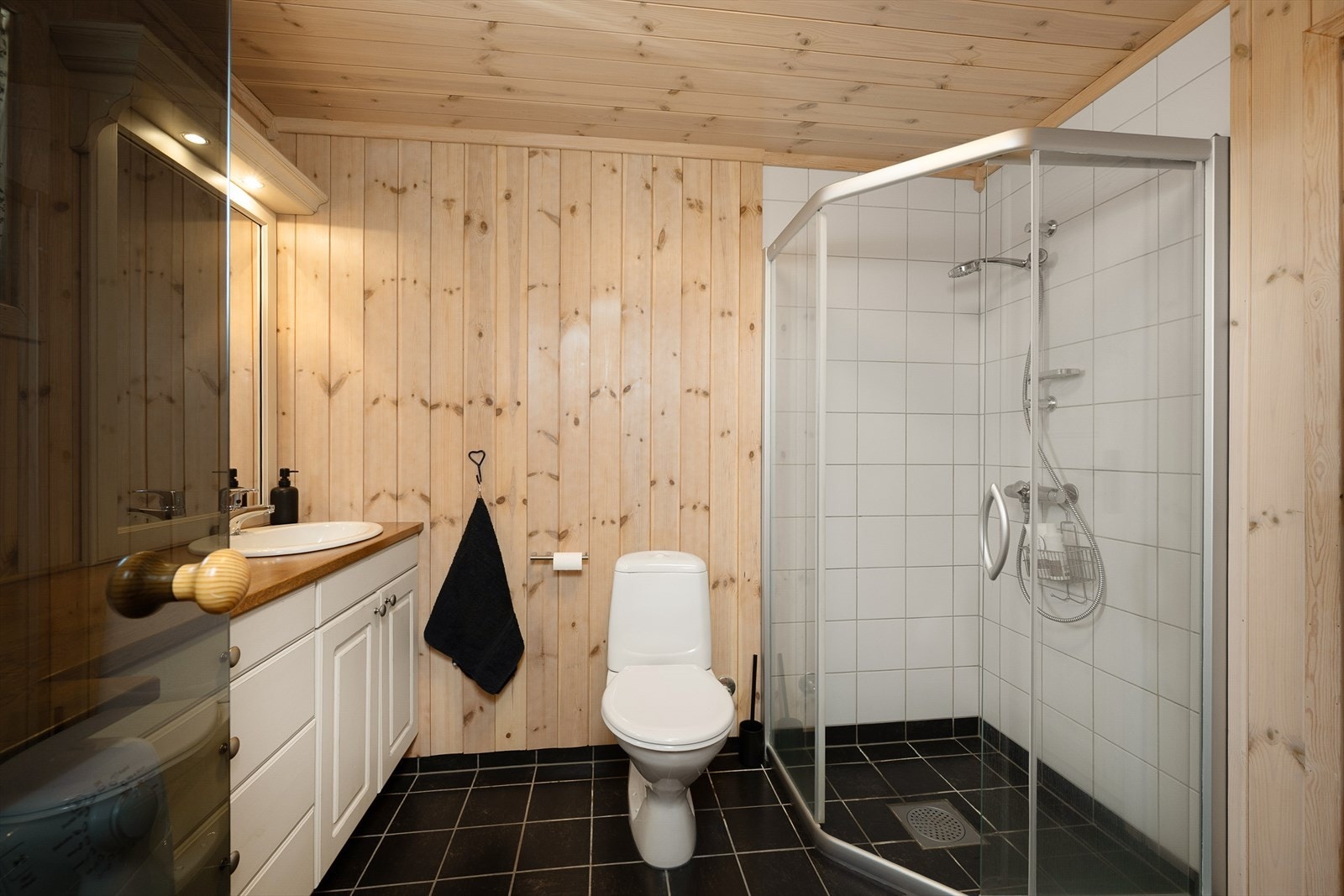 Servantinnredningen har godt med oppbevaringsplass. Dusjhjørne med glassdører. Galleribilde