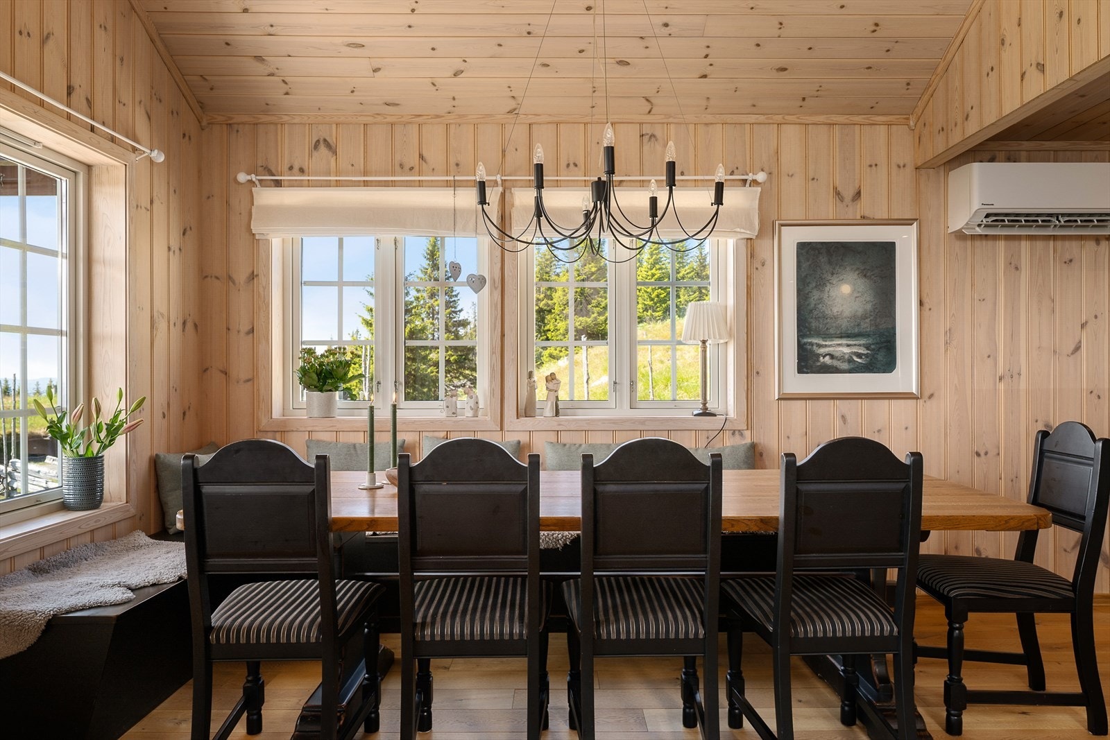 Et skikkelig langbord hører med til fjells. Hyggelig å samles til felles måltider rundt bordet når en er på hytta og har god tid. Galleribilde