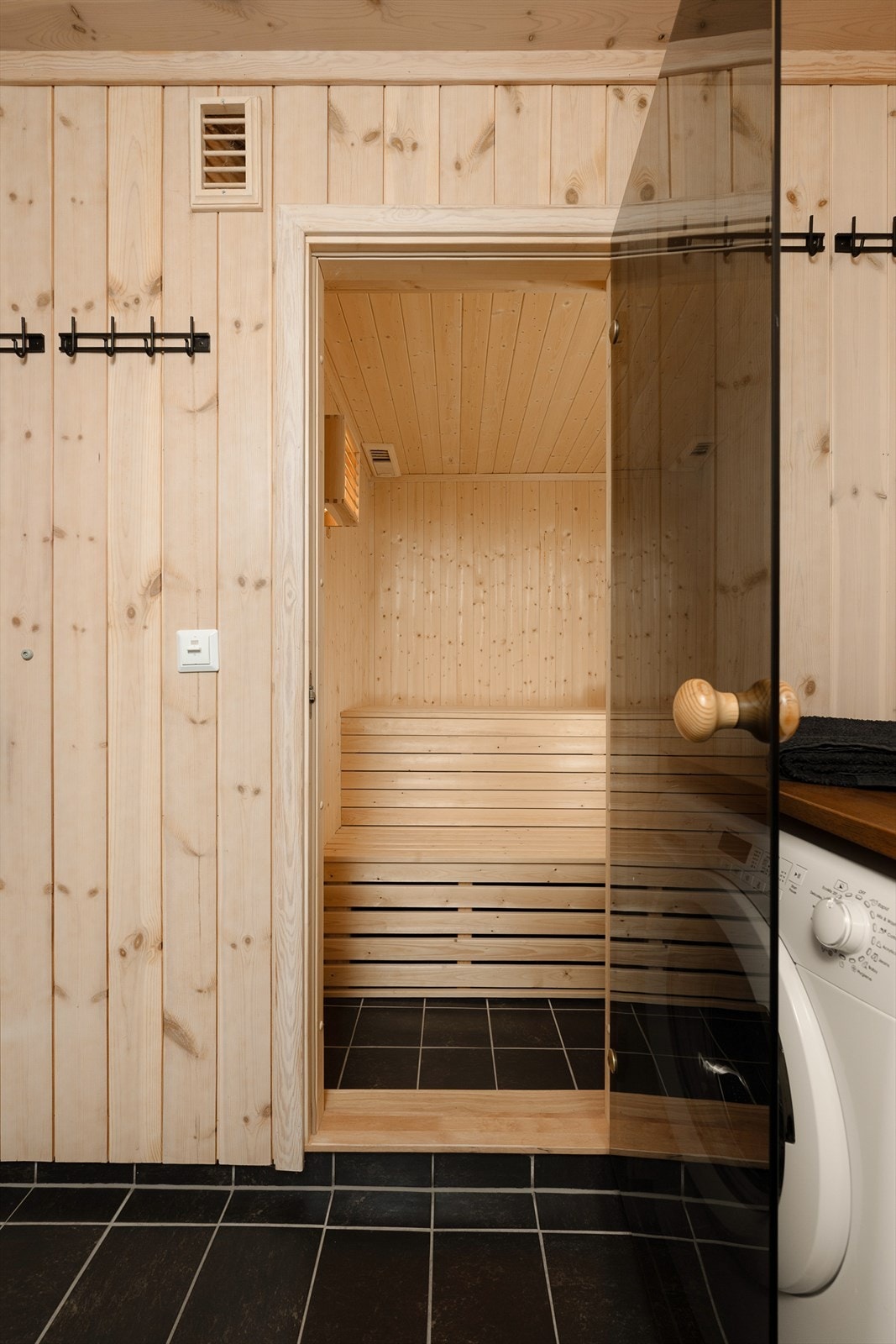 Badstue med trebenker. Galleribilde