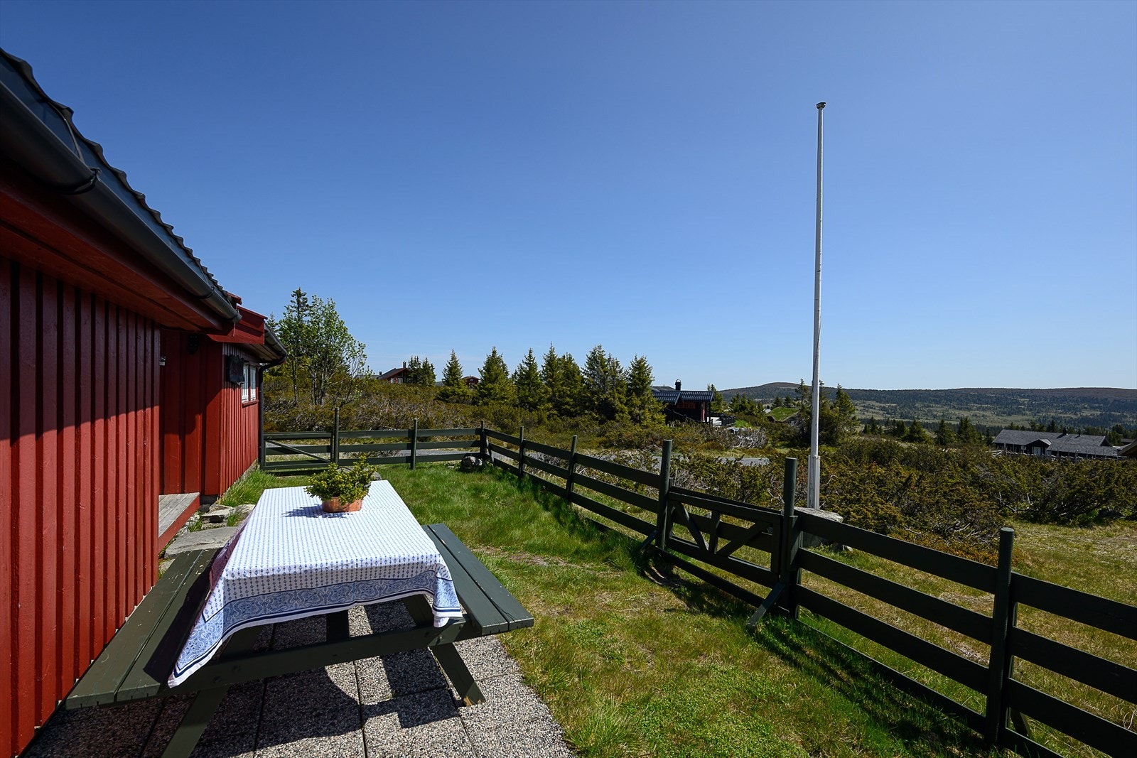 Gjerde rammer inn en fin uteplass rundt hytta. Galleribilde