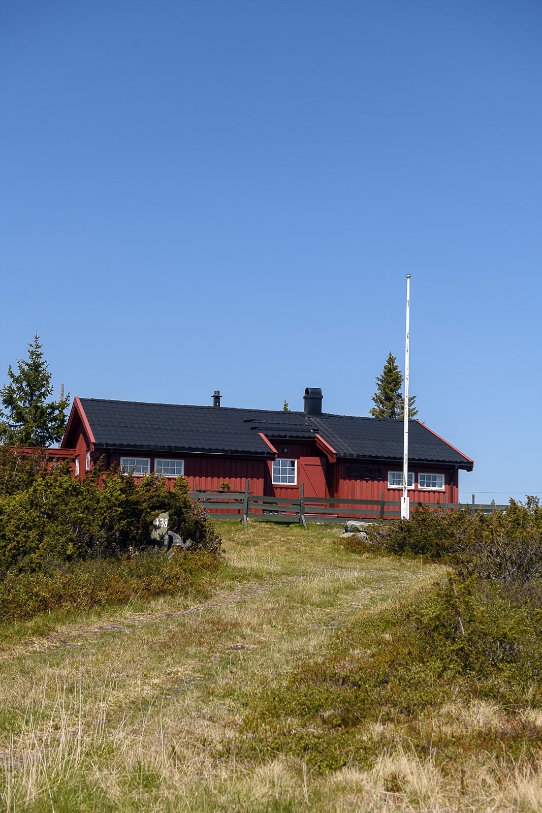 Adkomstvei og og biloppstillingsplass. Galleribilde