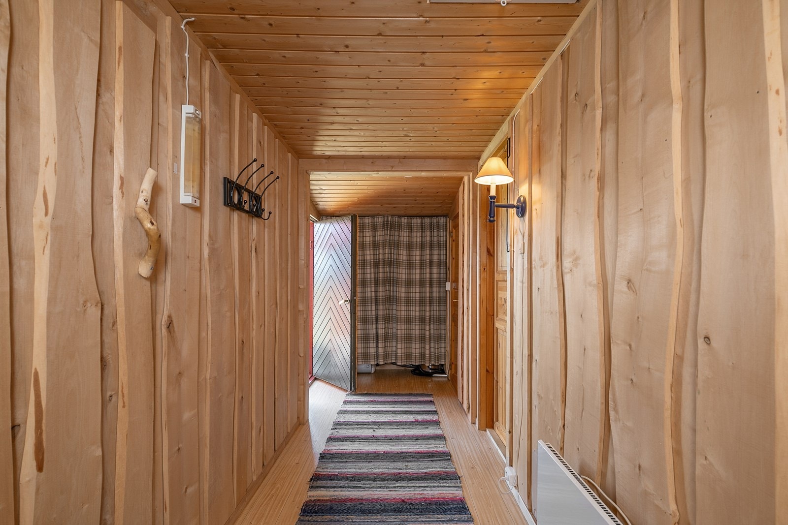 Bilde fra soveromsgangen. Her er det adkomst til de 3 soverommene og badet. Galleribilde