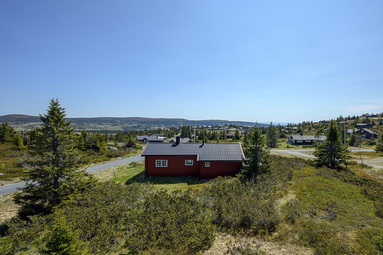 Eiendommen ligger ca 2, 5 km innenfor sentrum av Sjusjøen. Det er fullt mulig å gå til butikk, serveringssteder m.m. Deler av strekningen har gangvei. Galleribilde