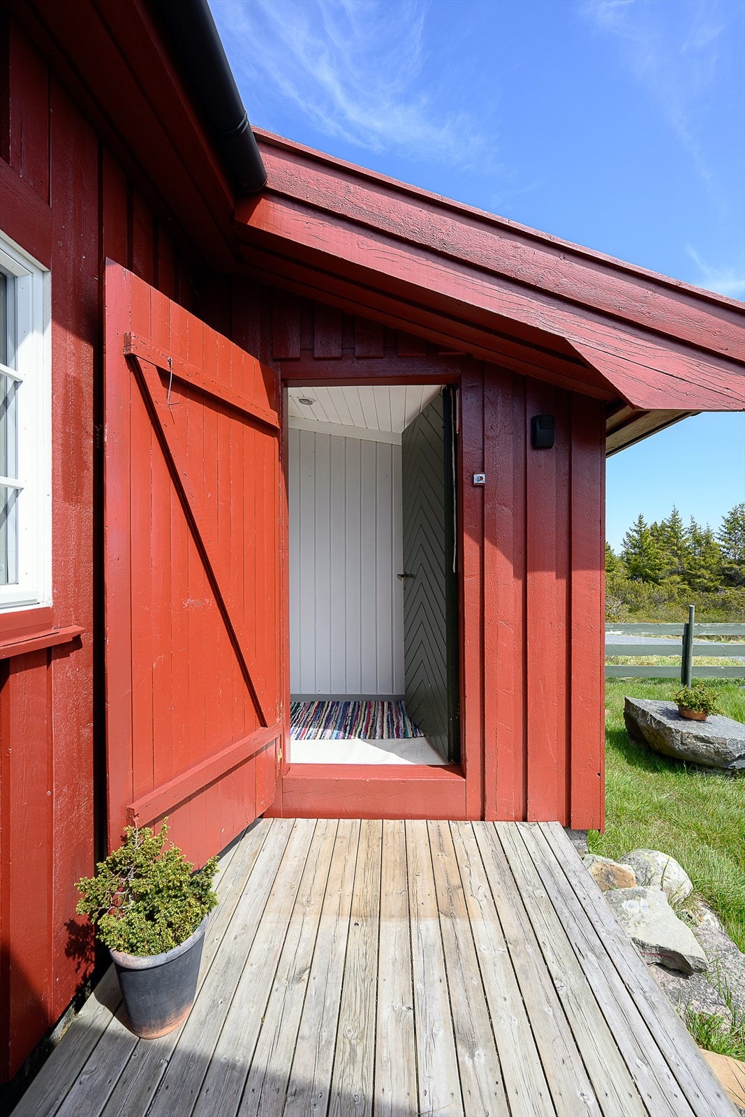 Terrasse i forbindelse med inngangspartiet. Galleribilde