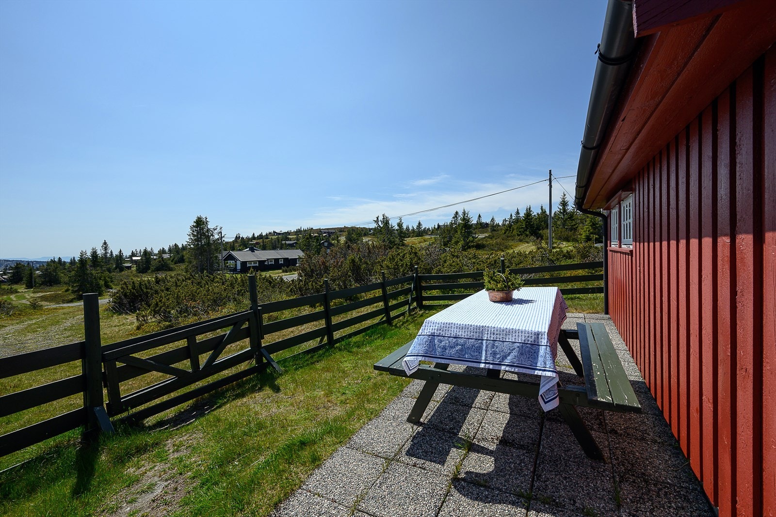 Et fint sted å slappe av i sola. Her sitter du forholdsvis skjermet for direkte innsyn. Galleribilde