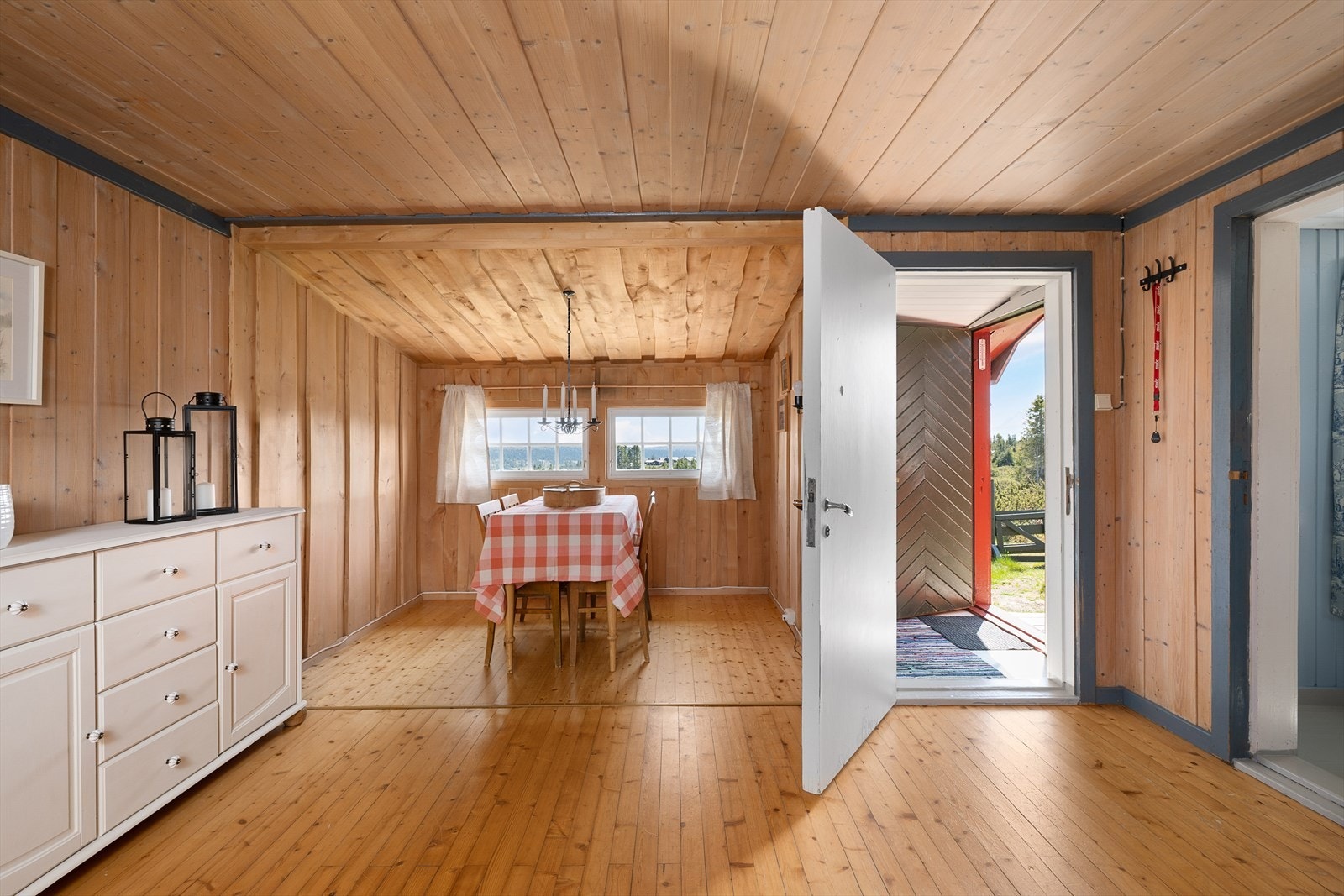 Inngang til hytta via et vindfang. Galleribilde