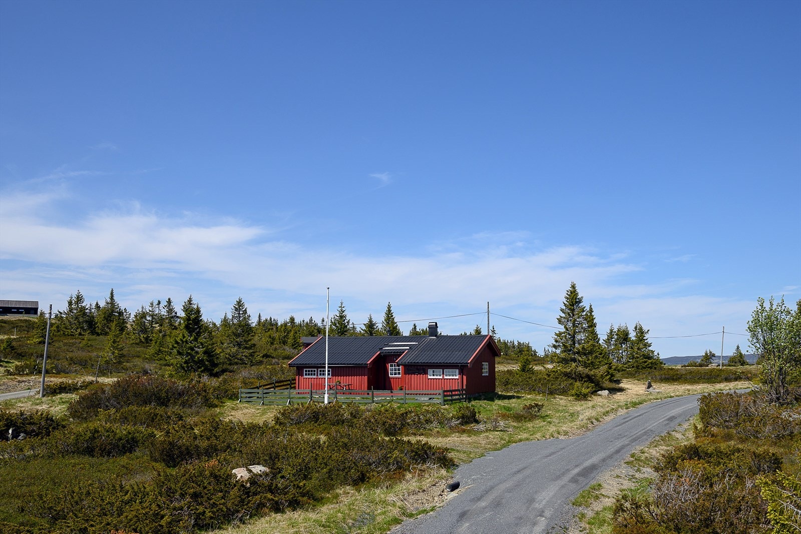 Eldre hytte på eiet tomt med svært så attraktiv beliggenhet på Storåsen innenfor Sjusjøen. Galleribilde