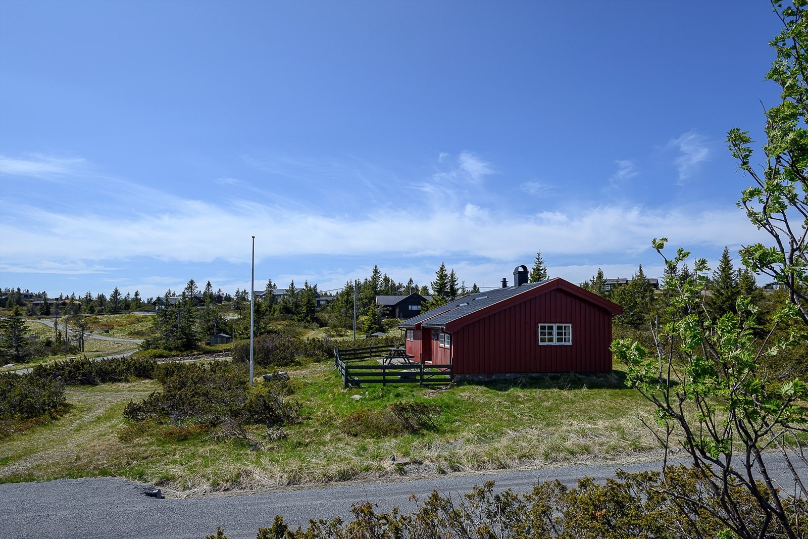 Hytta ligger med helårsvei og har tilkoblet strøm. Det er ikke innlagt vann i hytta pr i dag, men mulig å koble seg på. Galleribilde