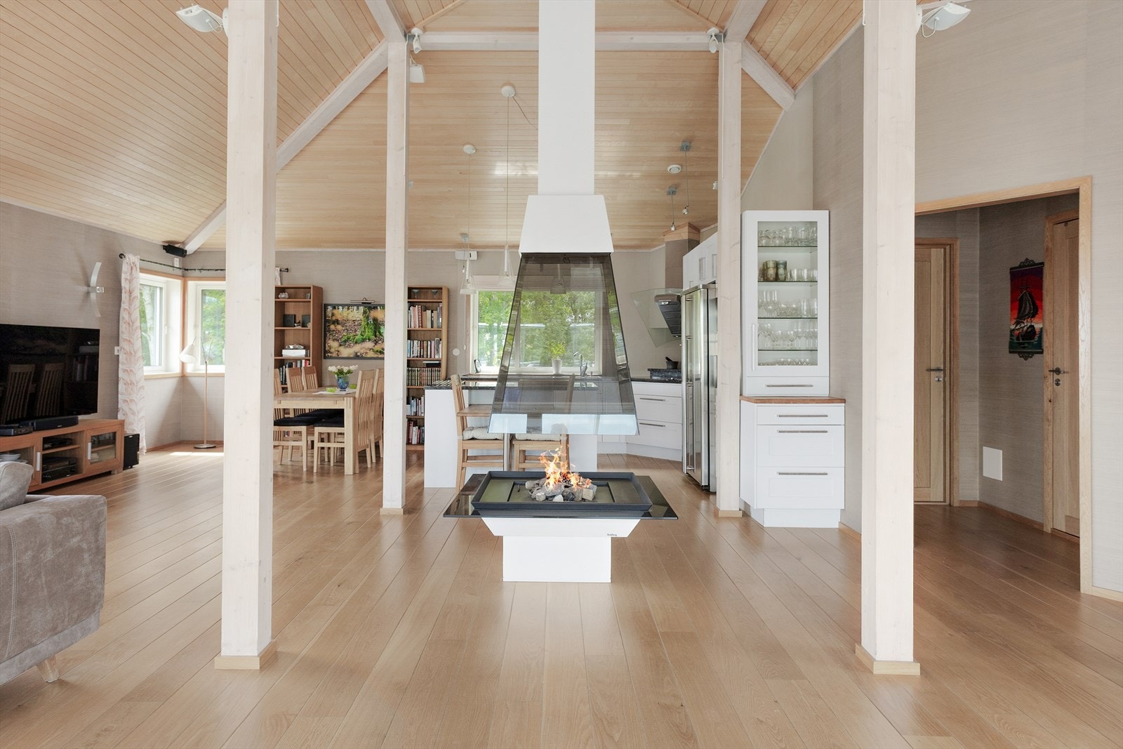 Kjøkken og stue ligger i en åpen løsning - noe som anses som svært praktisk og sosialt. Galleribilde