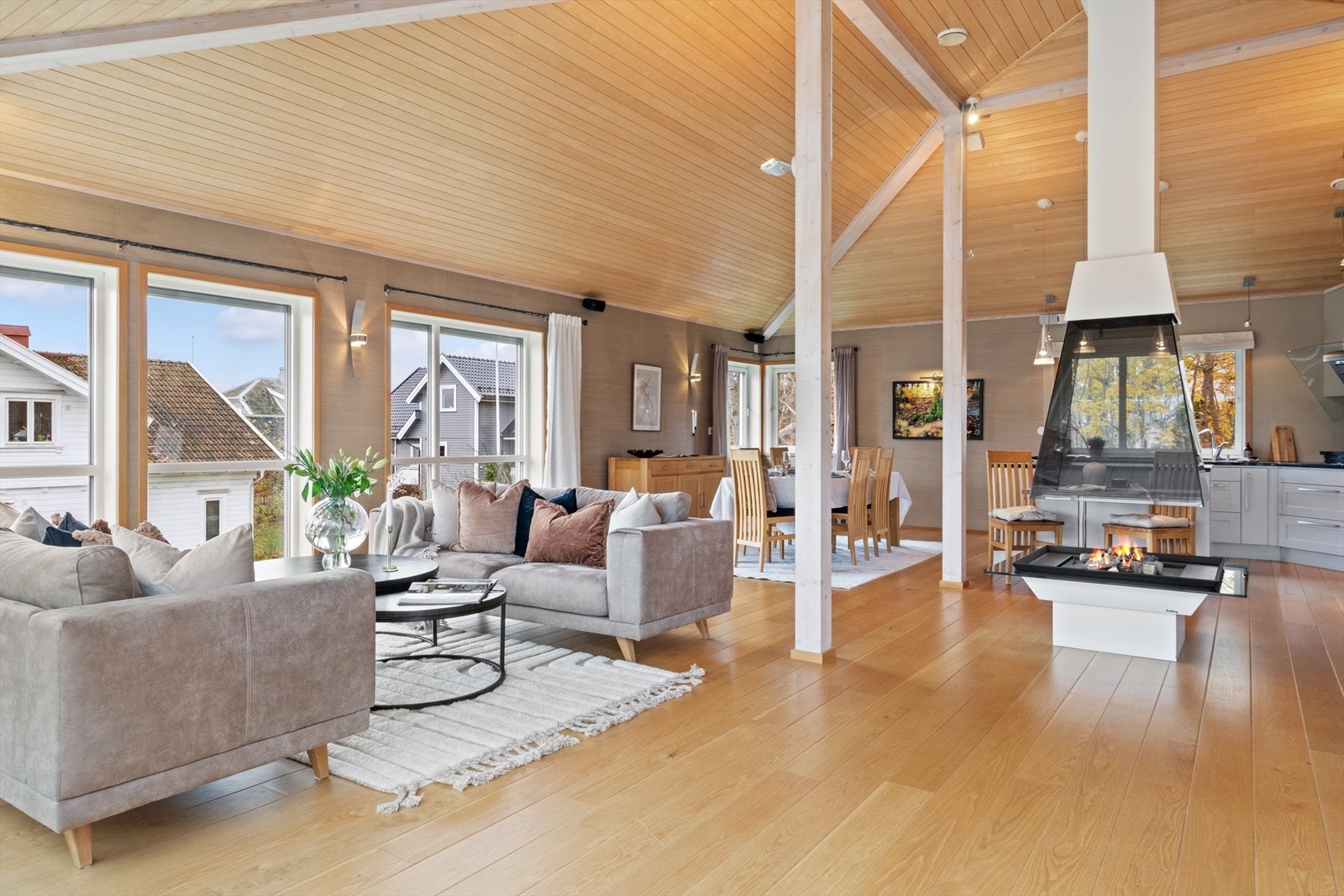 Boligen har gasspeis for ekstra varme og kos på kaldere dager. Galleribilde