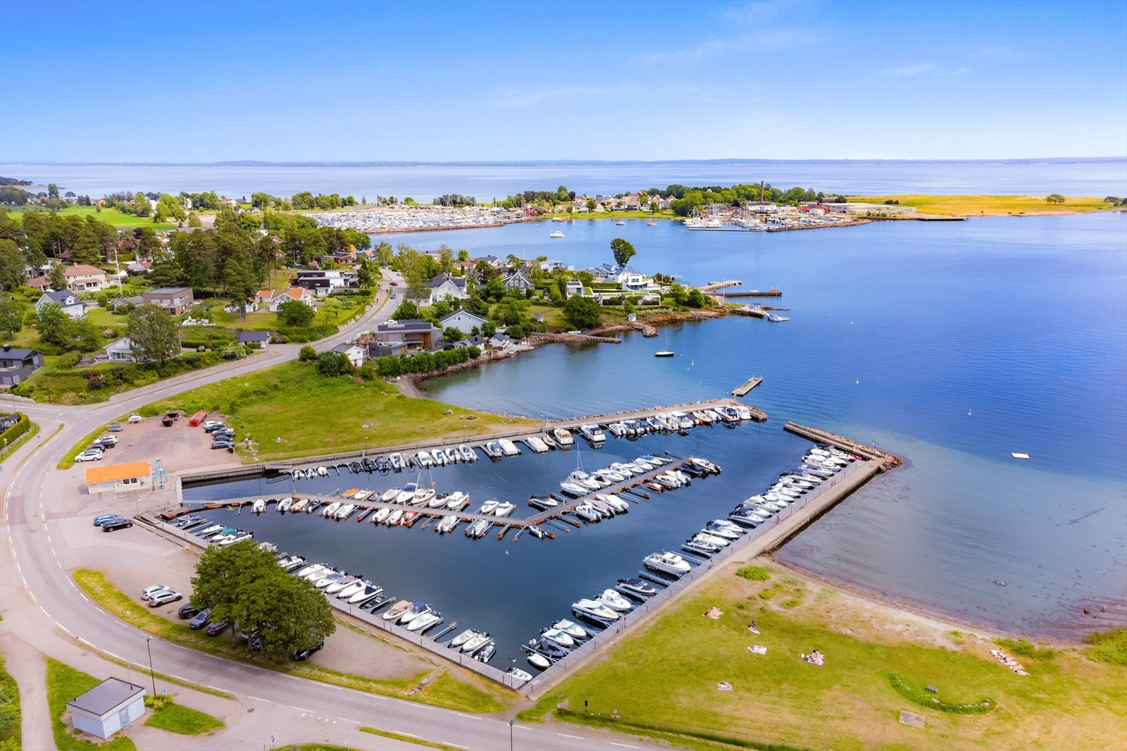 Flott beliggenhet med ca 150 m til båthavn og badestrender på Klopp. Galleribilde