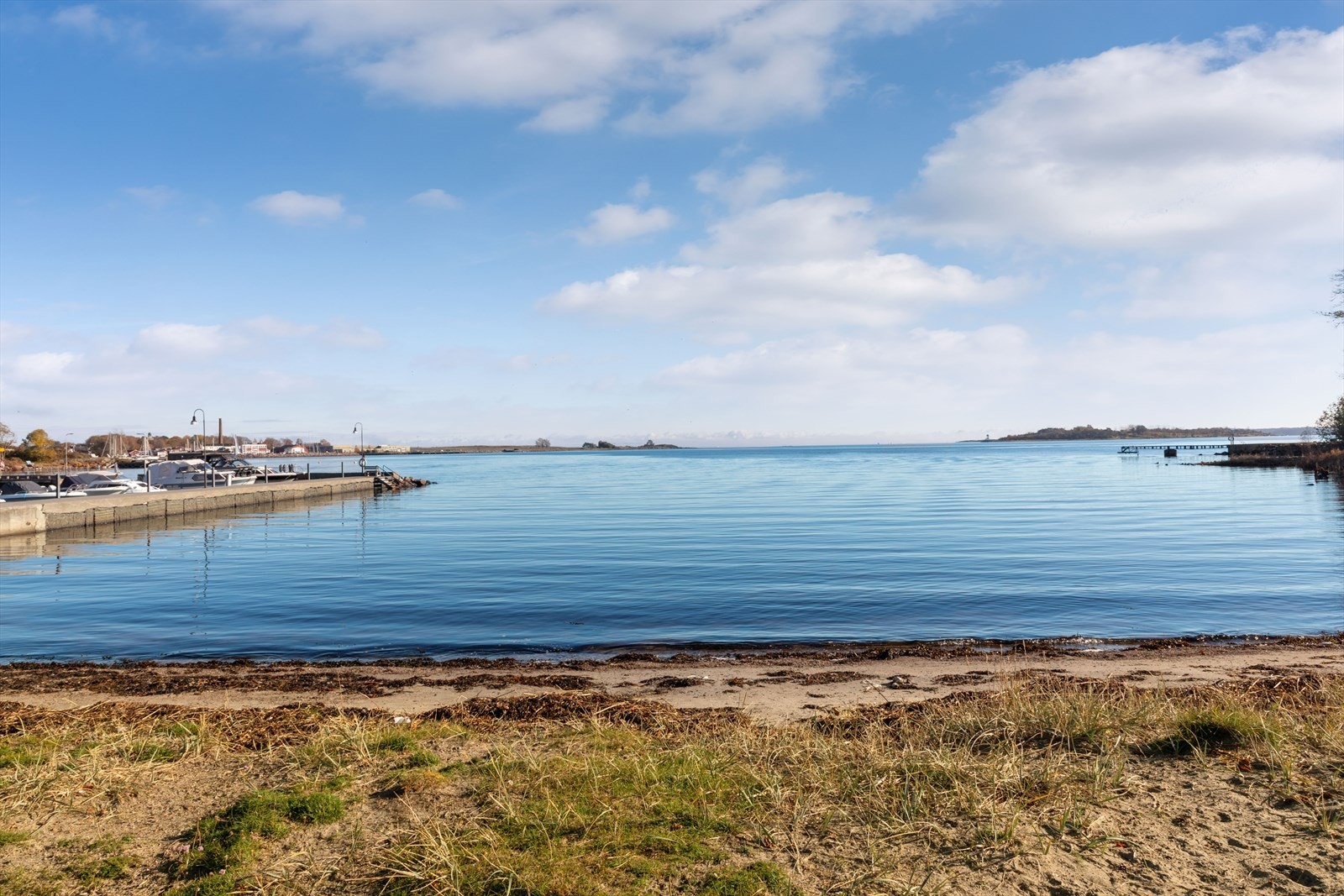 Det er gangavstand til Klopp småbåthavn og badestrand og det er flotte tur og rekreasjonsområder i nabolaget. Galleribilde