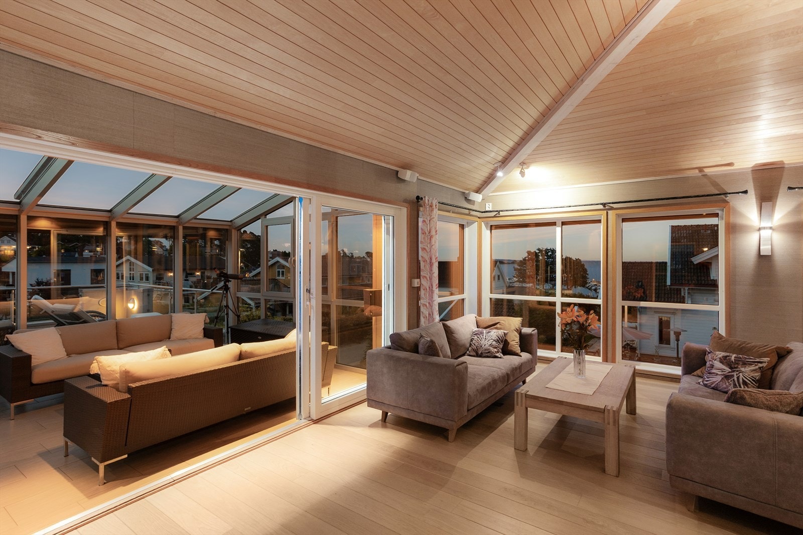 Boligen har vannbåren varme via gulvvarme i de fleste oppholdsrom. Galleribilde