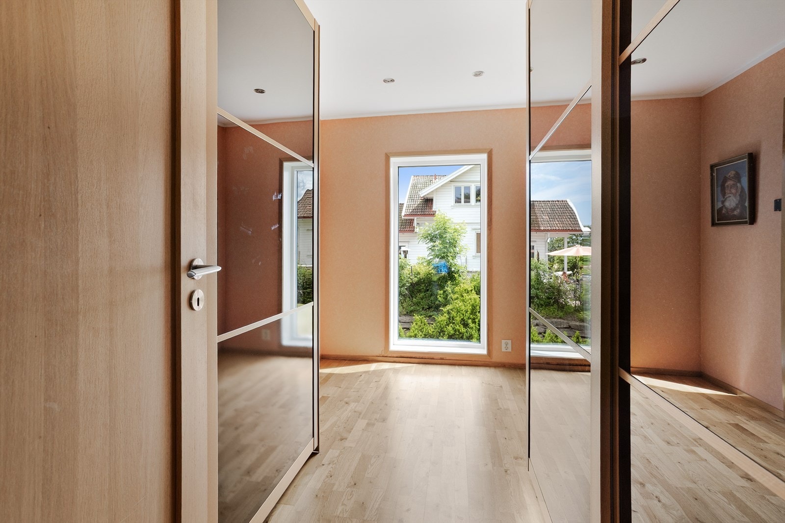 Mellom to av soverommene finner du et praktisk garderoberom. Galleribilde