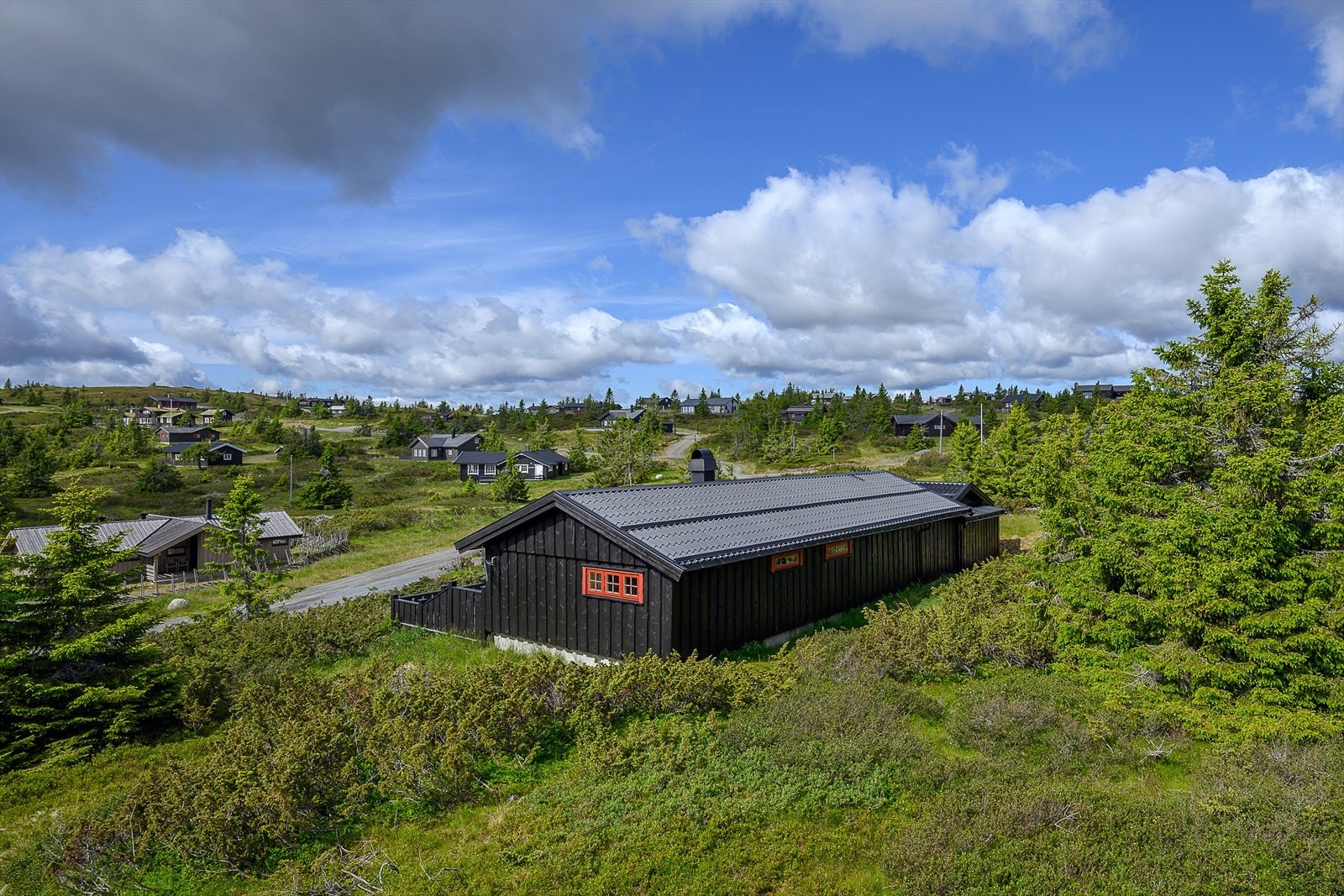 Hytta har en attraktiv beliggenhet i et veletablert og populært hytteområde på Sjusjøen. Det er mulig å gå til sentrum av Sjusjøen, som har både dagligvare, sportsbutikk og serveringssteder. Galleribilde