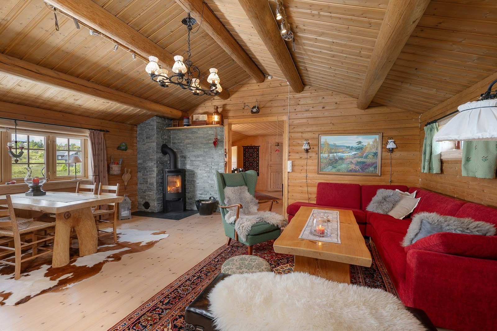 Oppholdsrommet er romslig og sosialt og det er god plass til både salong og spisestue. Galleribilde