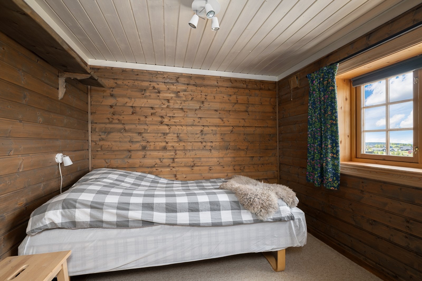 Soverom 2 har adkomst fra stua og er innredet med dobbeltseng. Veggene er beiset i lune farger. Galleribilde