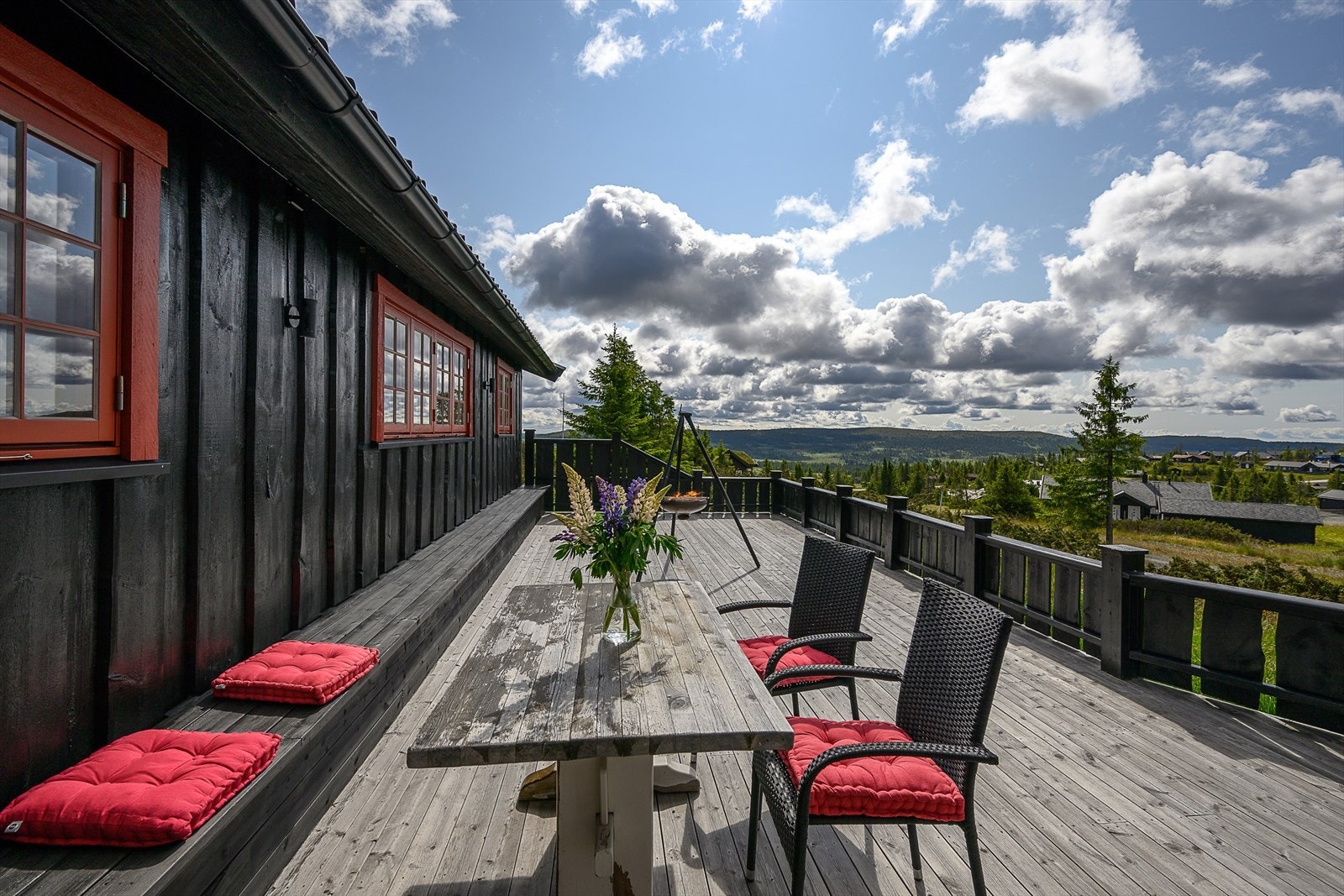 Gode møbleringsmuligheter på den romslige terrassen. Perfekt å slappe av i hytteveggen. Galleribilde