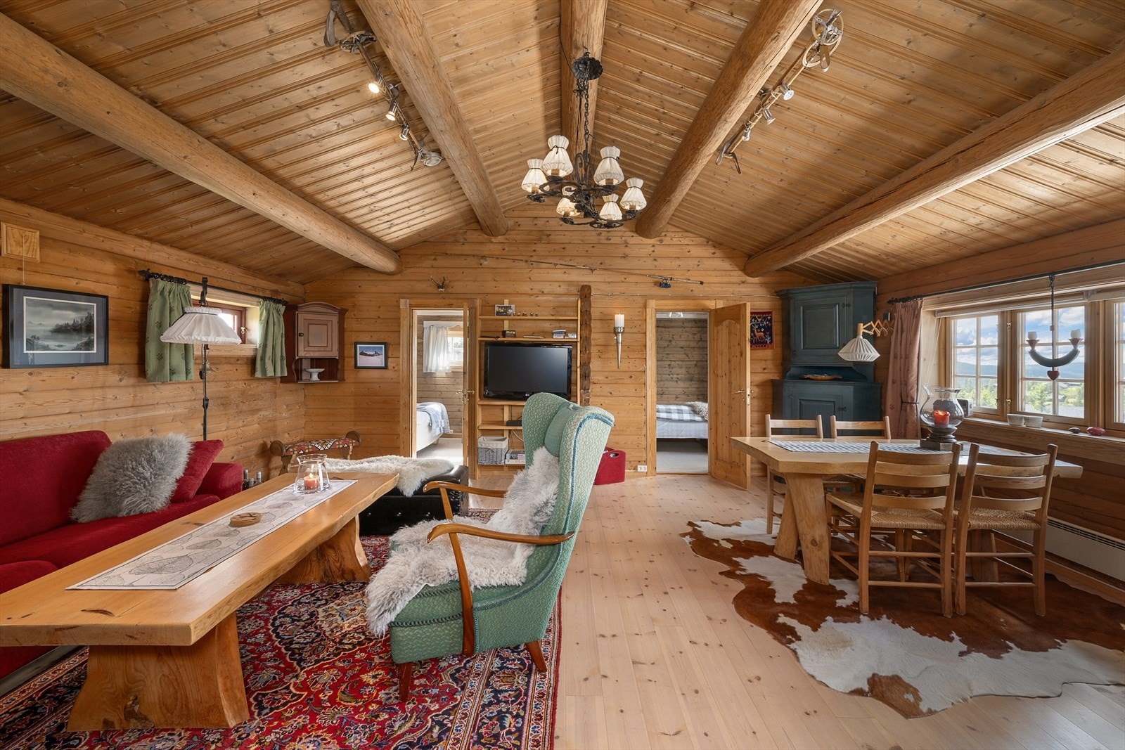 Stua er lun og trivelig og har de opprinnelige tømmerveggene. God takhøyde og fint naturlig lys inn bidrar til en god romfølelse. Galleribilde