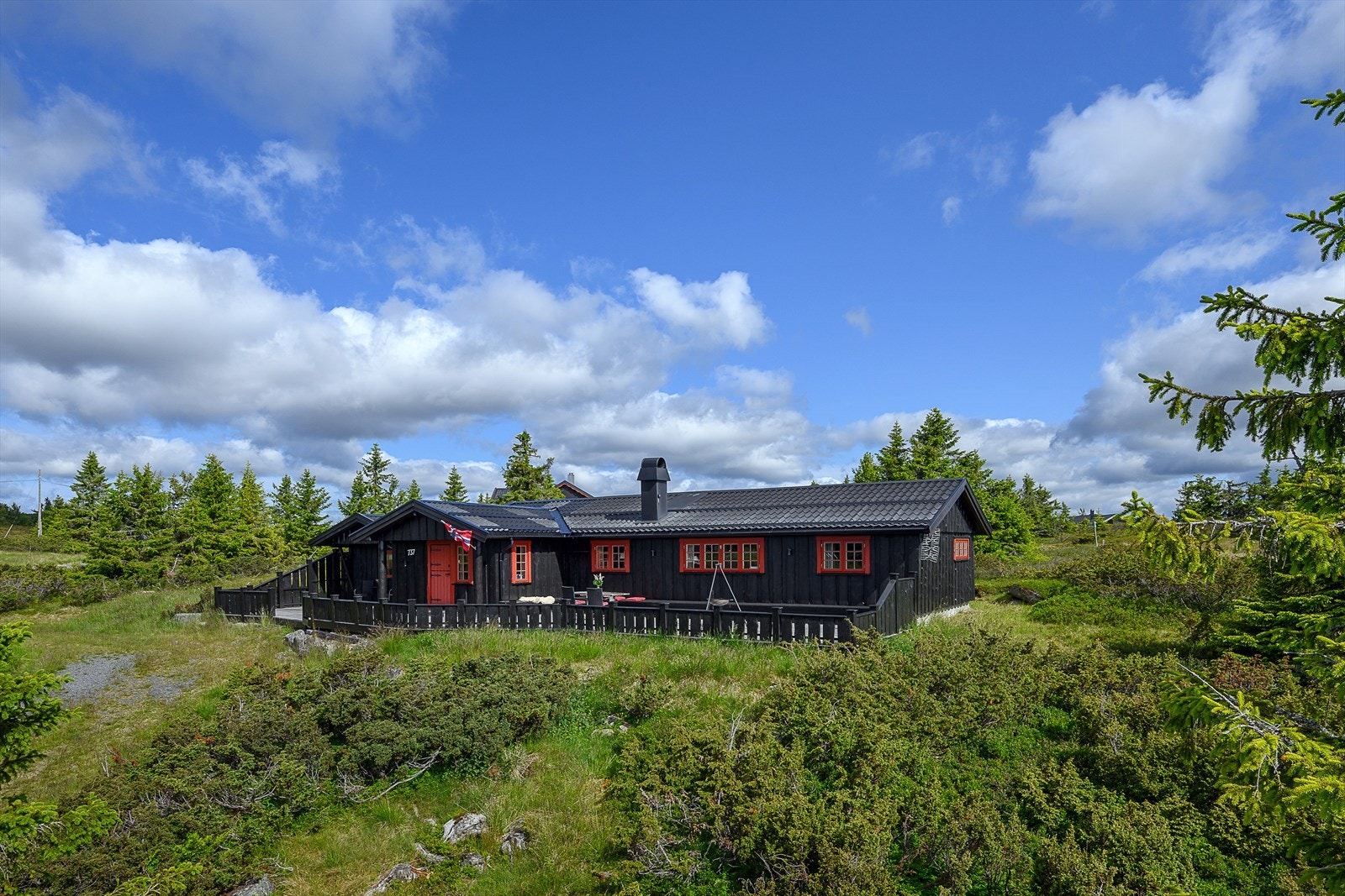 Velkommen til Sjusjøen-Pihl 737! Koselig og godt vedlikeholdt hytte i flotte omgivelser på Storåsen/Sjusjøen. Foto: Lars Marius Bækkevold. Galleribilde