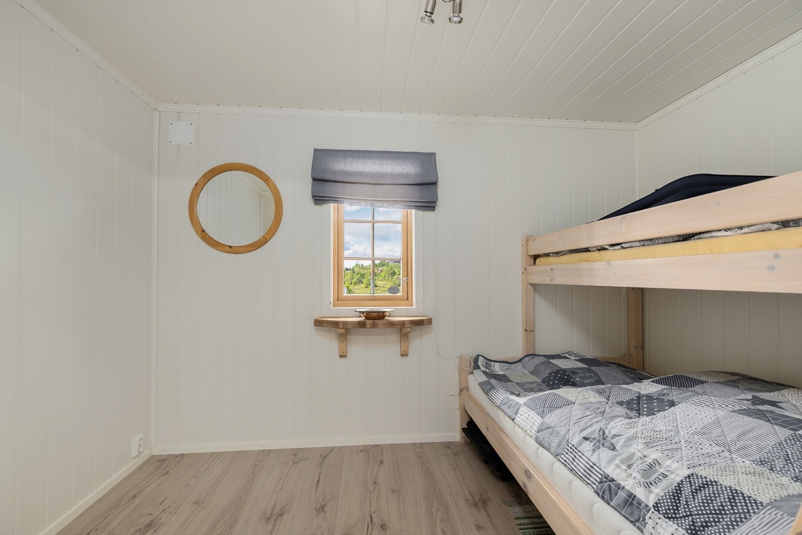 Rom i annekset er innredet med gjesteseng. Dette er ikke omsøkt og dermed ikke godkjent som soverom. Galleribilde