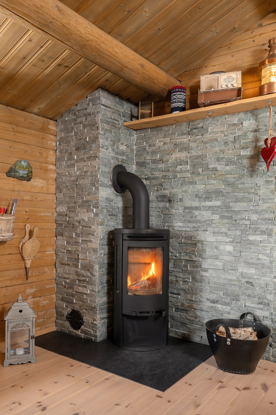 Peisovn i stua for den gode varmen. Hytta varmes ellers opp med elektrisk fyring. Galleribilde
