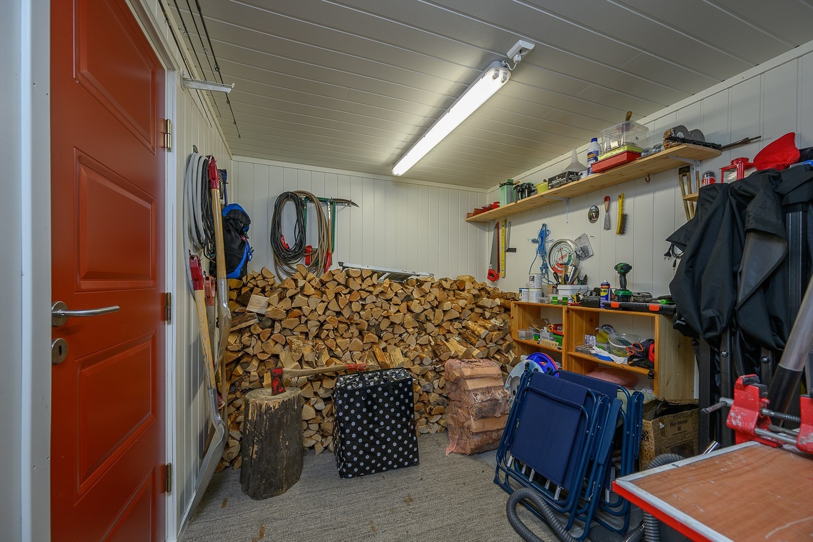 Stor og praktisk bod med god lagringsplass. Galleribilde