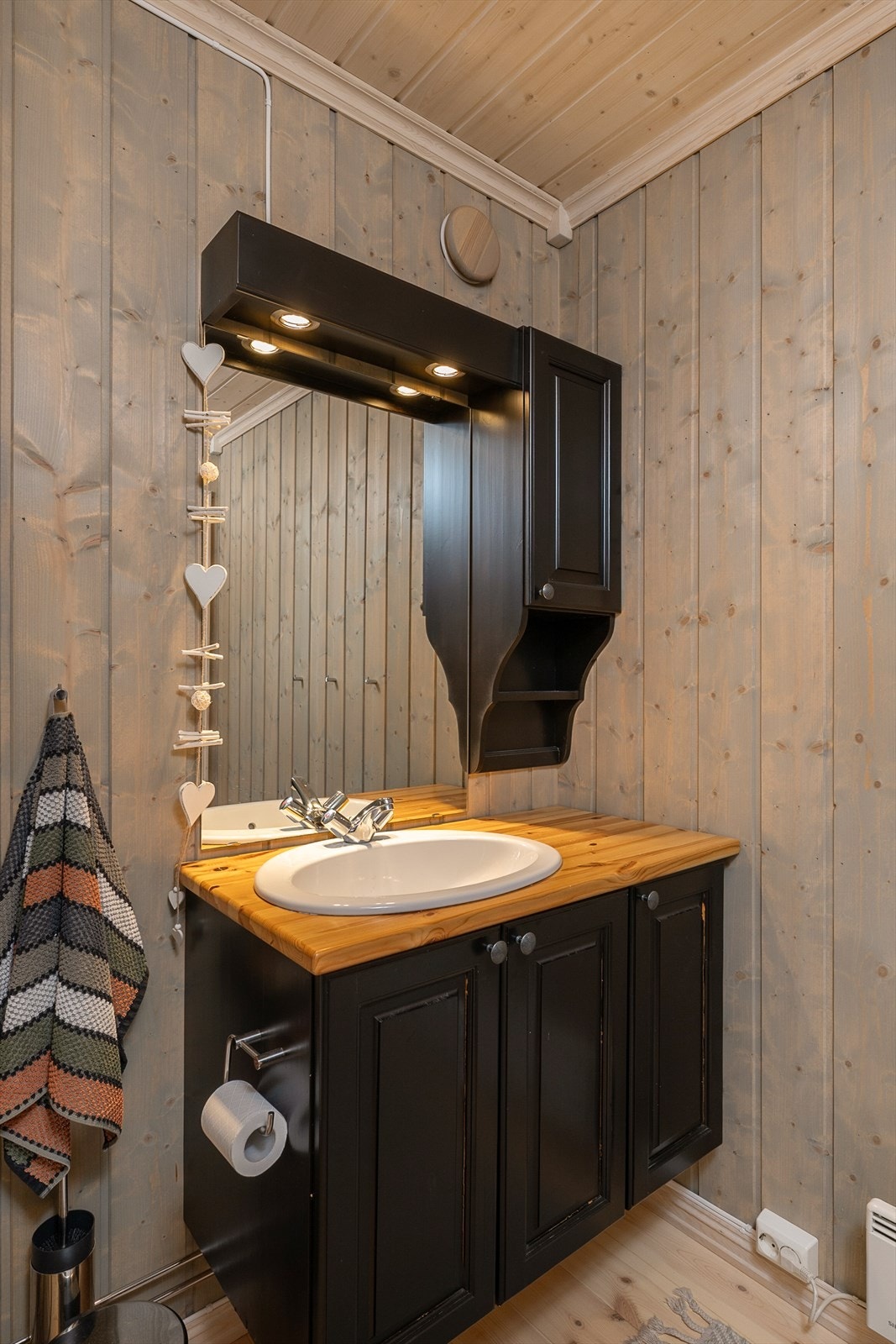 Stilrent servantskap i sort utførelse- gir badet et moderne preg i hyttemiljøet Galleribilde