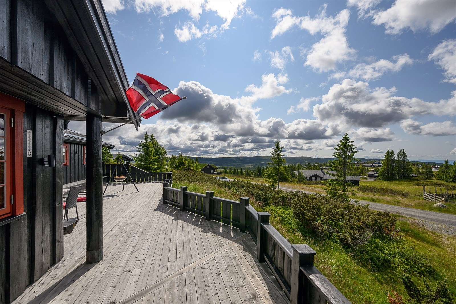 Hytta har en stor og flott terrasse der du kan nyte både utsikt og sol. Galleribilde