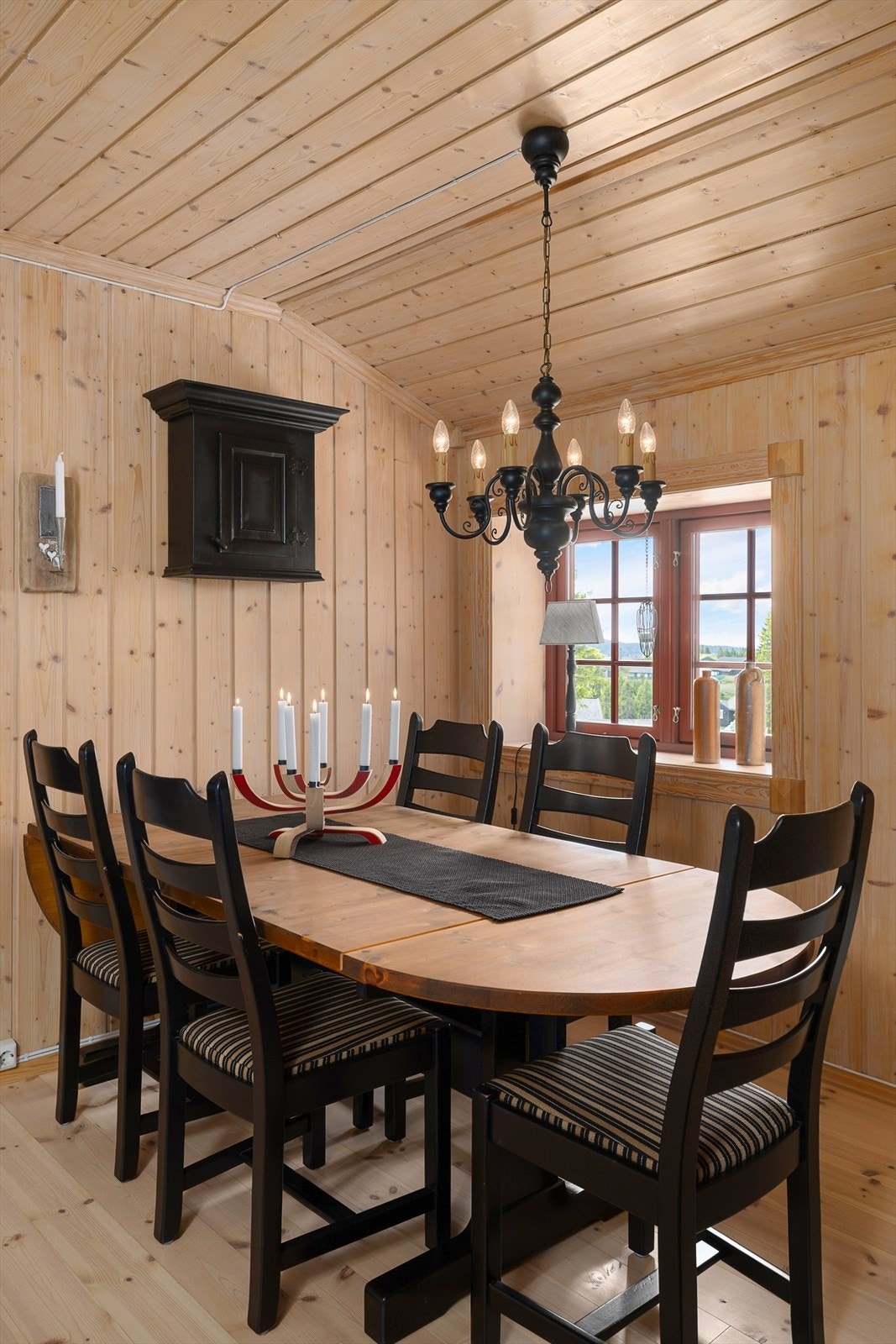 Hyggelig å samles rundt langbordet til felles måltider. Galleribilde