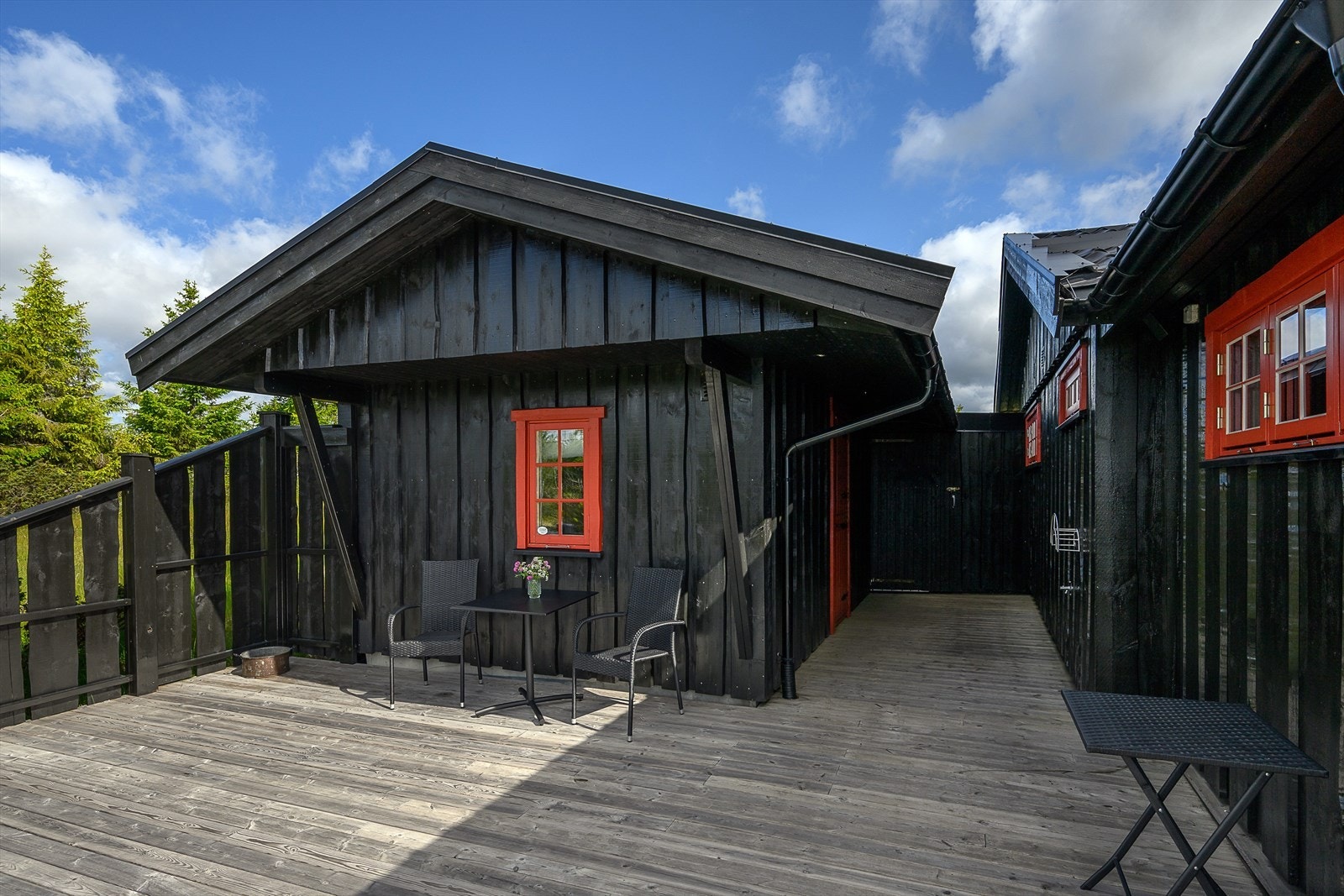 Frittstående uthus/anneks med god lagringsplass. Enkel adkomst via terrassen. Galleribilde