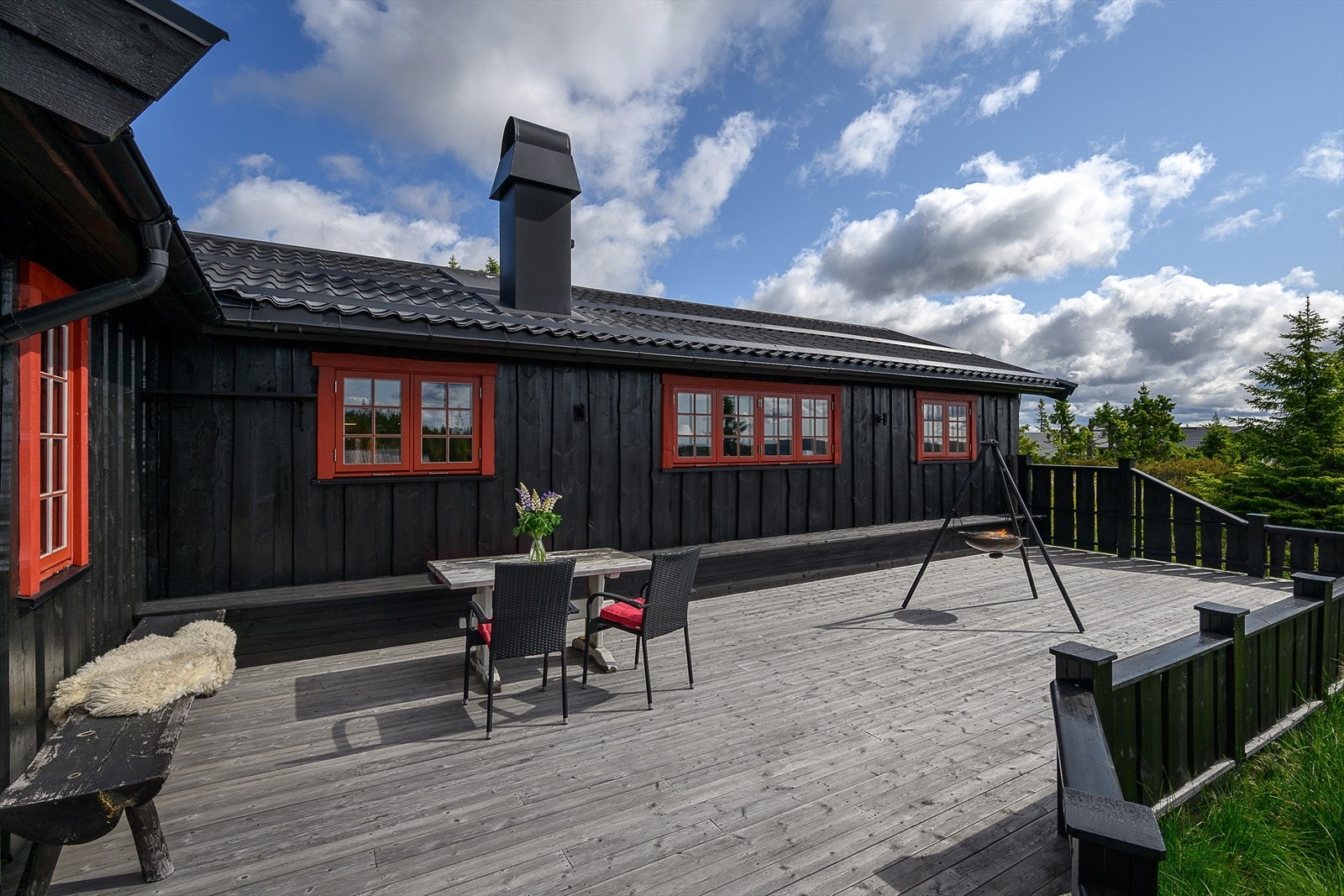 Eiendommen bærer preg av godt og jevnlig vedlikehold. Opprinnelig en eldre tømmerhytte som har fått et tilbygg og er modernisert. Galleribilde