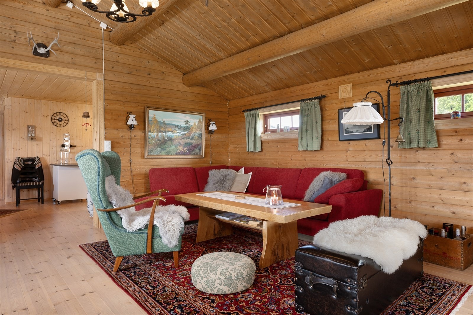 Delvis åpen løsning fra stua mot kjøkkenet. Galleribilde