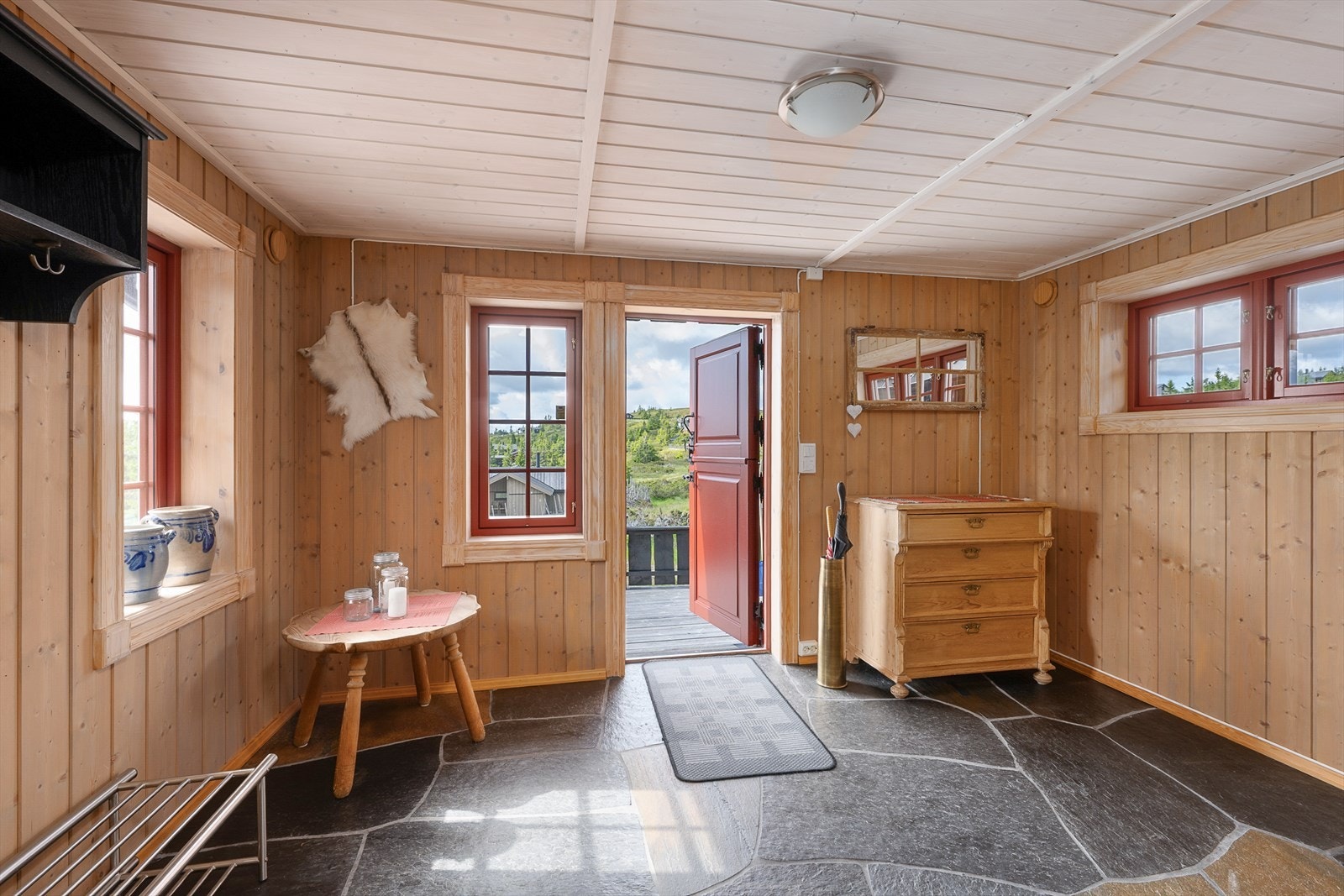 Fin og romslig gang med god plass til oppbevaring. Praktisk med skiferfliser på gulvet. Galleribilde