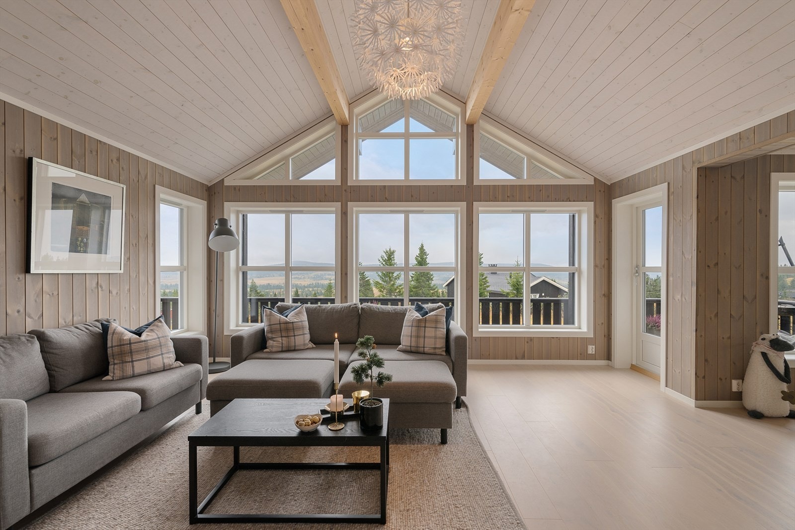 God takhøyde og rikelig med store vindusflater gir en god romfølelse. Lunt og innbydende! Galleribilde