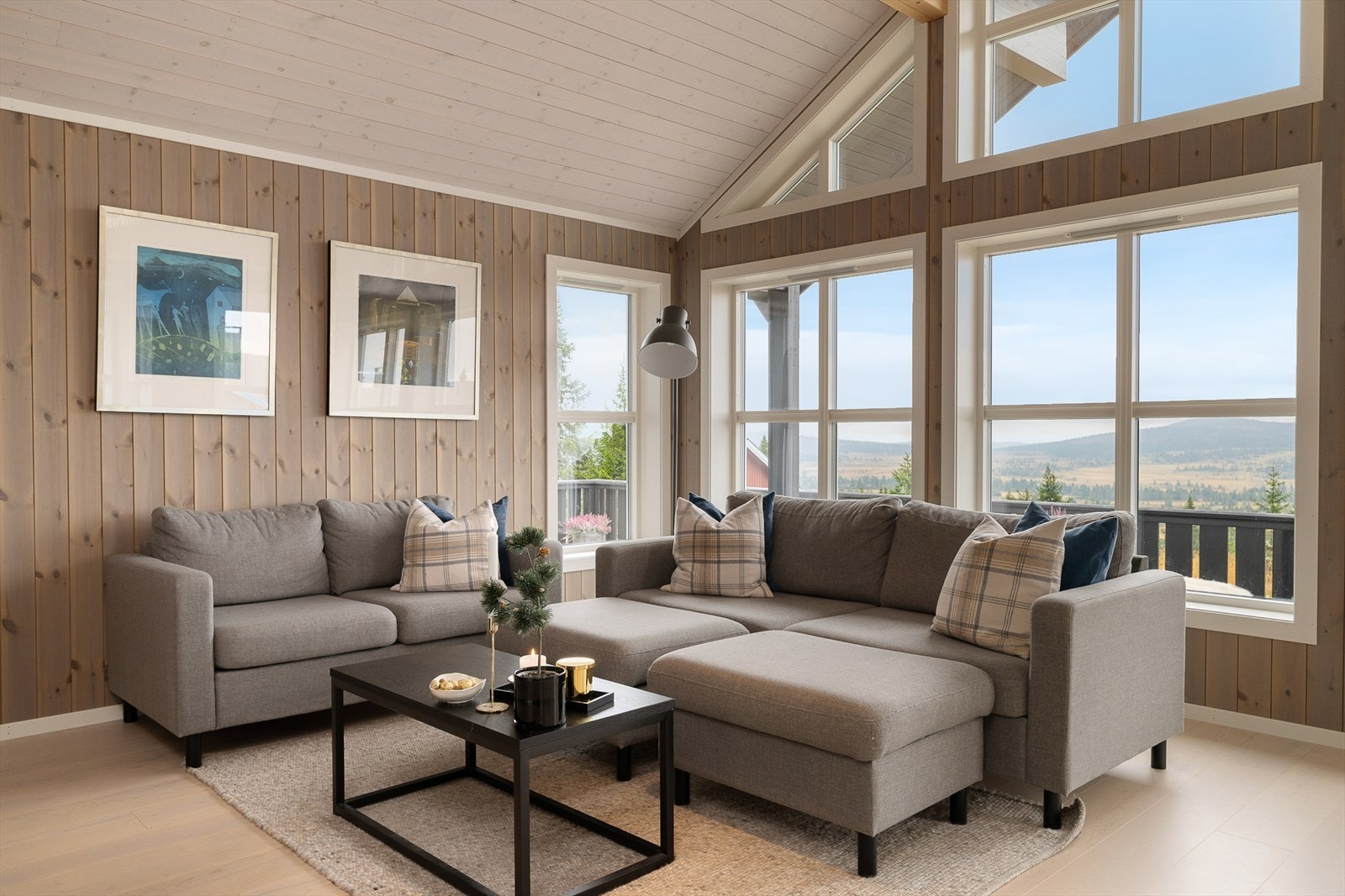 Hytta har en romslig og hyggelig stue med god takhøyde og ikke minst store vindusflater for å inn den utrolig flotte utsikten. Galleribilde