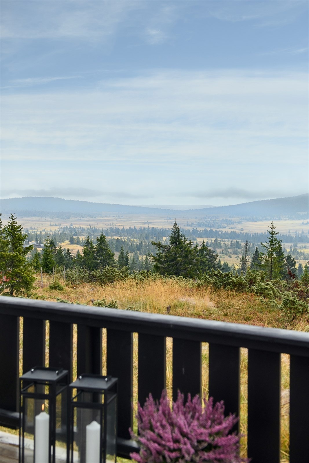 Flott utsikt utover fjellheimen. Galleribilde