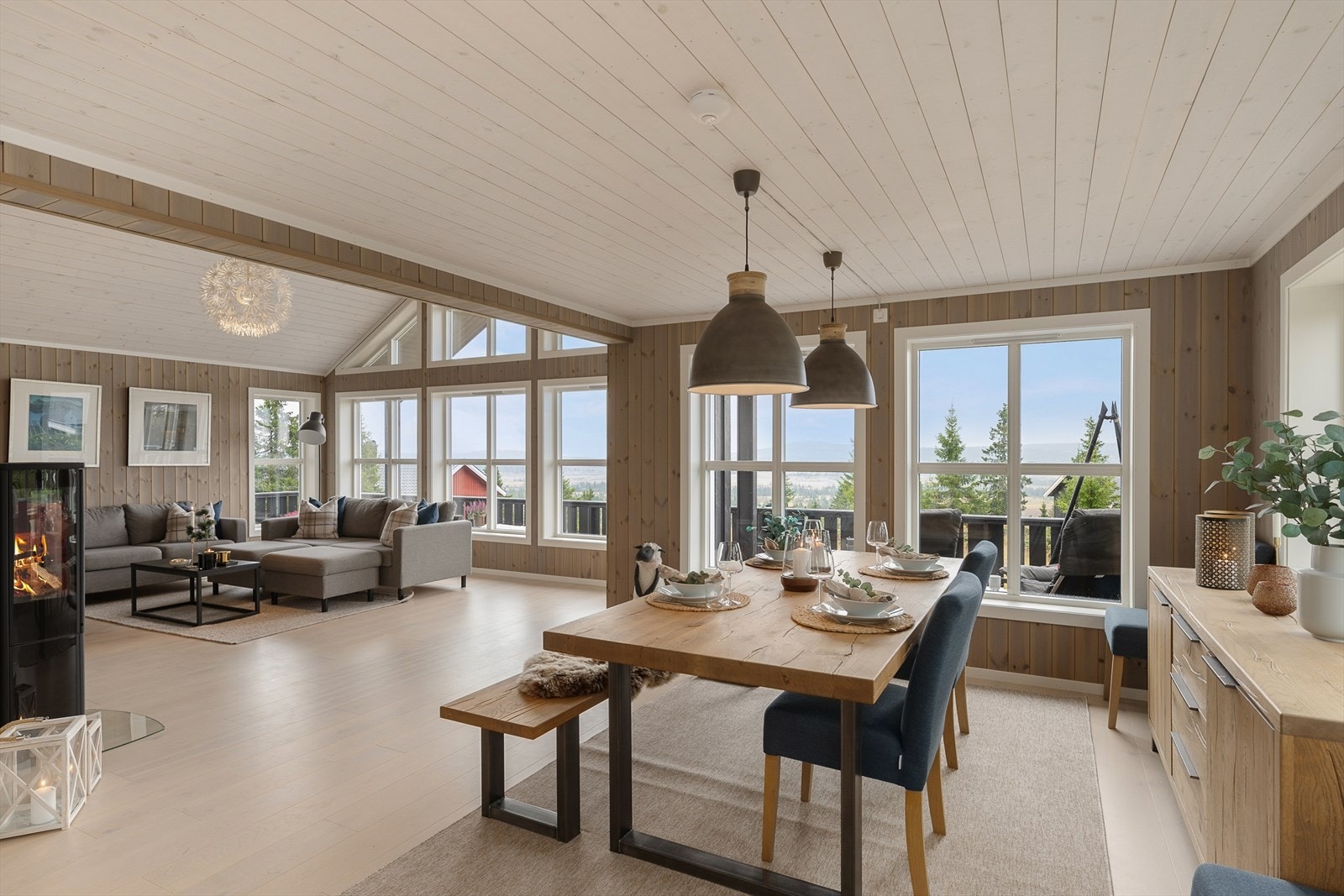 Lyst, lunt og lekkert! Hytta har et utrolig innbydende oppholdsrom der kjøkken med spiseplass og stue ligger relativt åpent i forhold til hverandre. Galleribilde