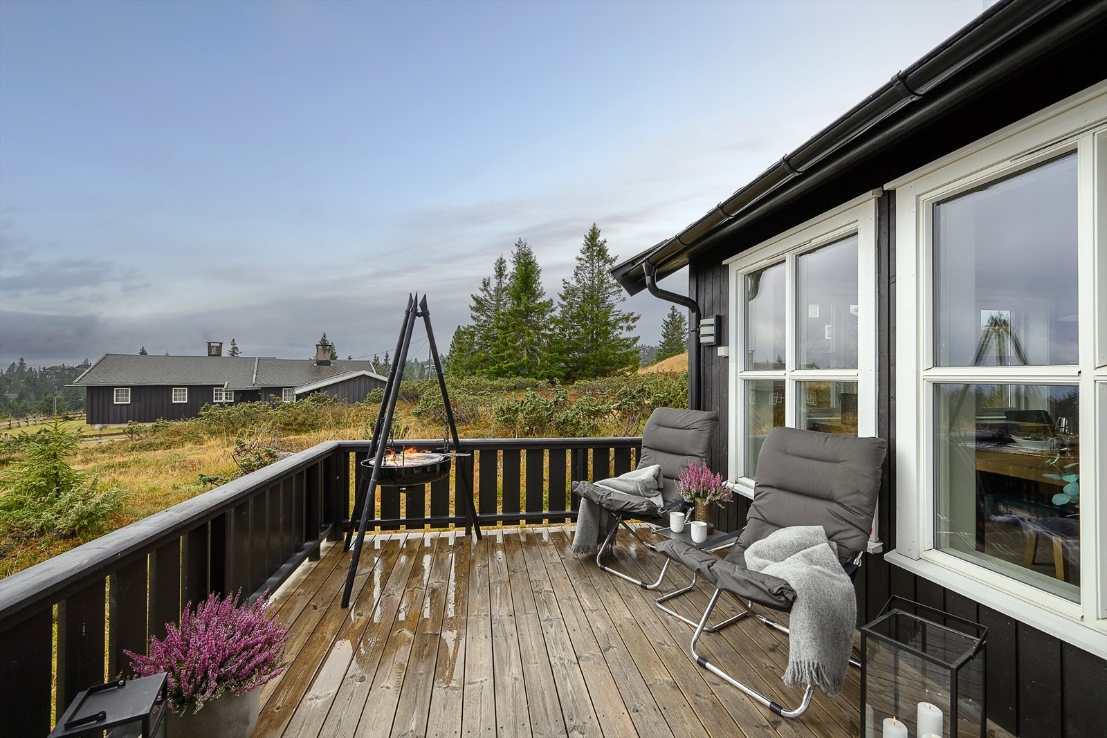 Den fine terrassen gir gode muligheter til å slappe av i hytteveggen etter en dag på tur. Galleribilde