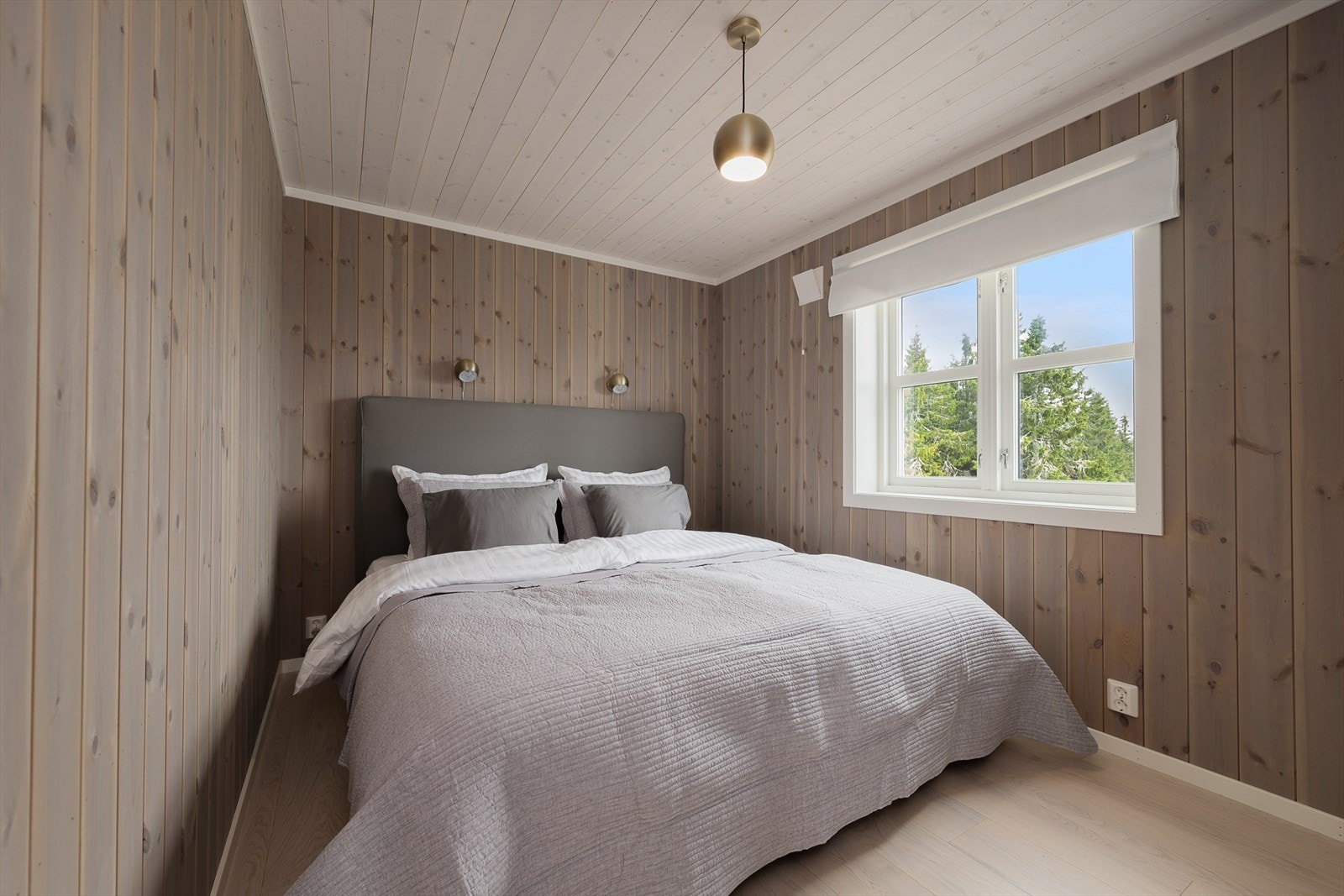 Soverom 1 med er innredet med dobbeltseng. Beiset panel på veggene og lun farge på gulvene. Galleribilde