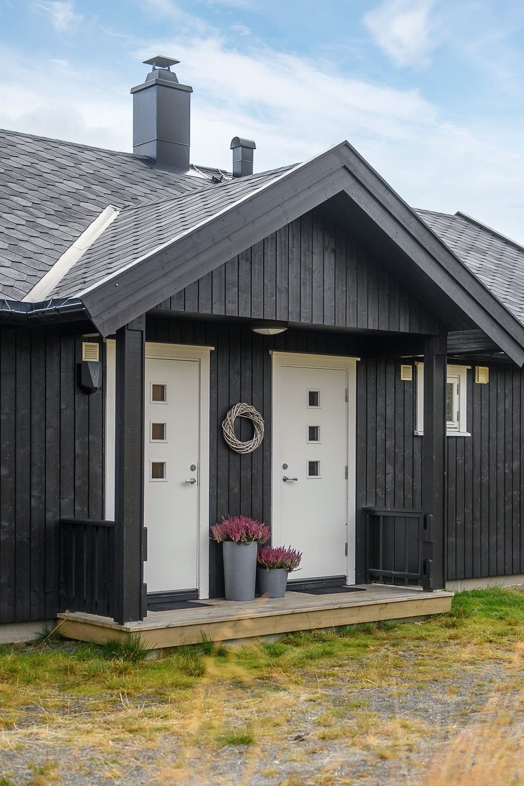 Overbygg over inngangspartiet. Galleribilde