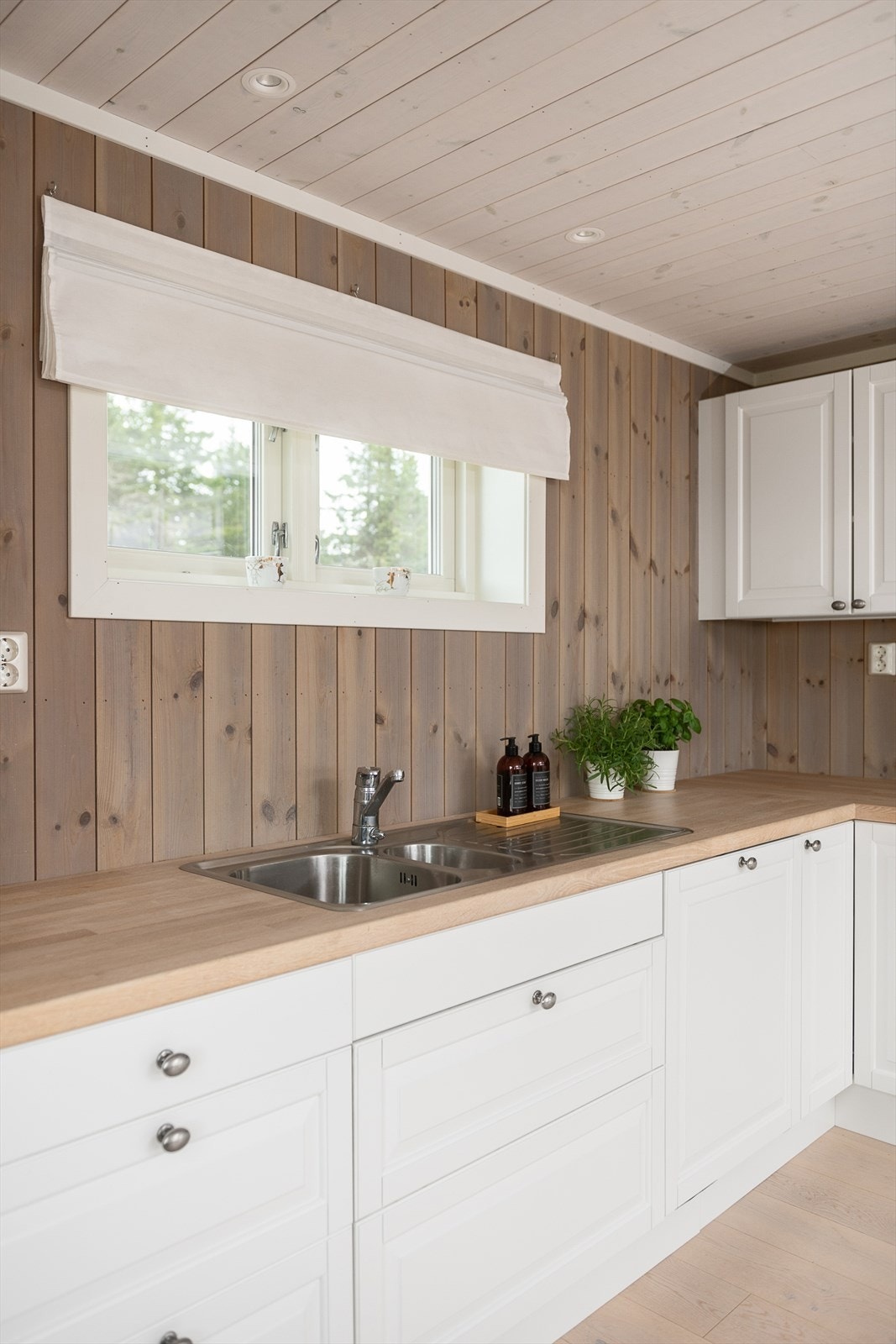 Kjøkkenet har integrerte hvitevarer. Lett profilering på frontene. Galleribilde