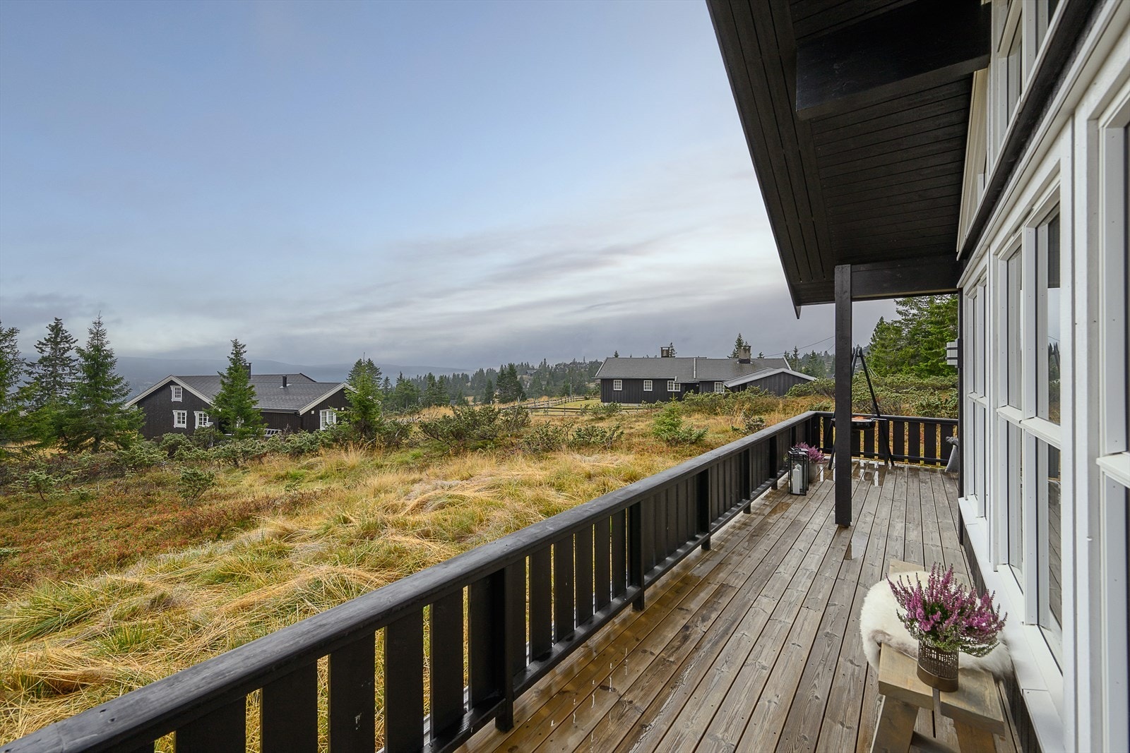 Stille og rolige omgivelser uten sjenerende innsyn. Åpent og fritt foran hytta. Galleribilde