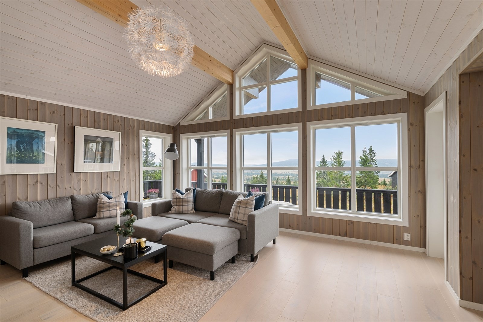 Fin takhøyde og rikelig med naturlig lys inn i rommet gir en god romfølelse. Galleribilde