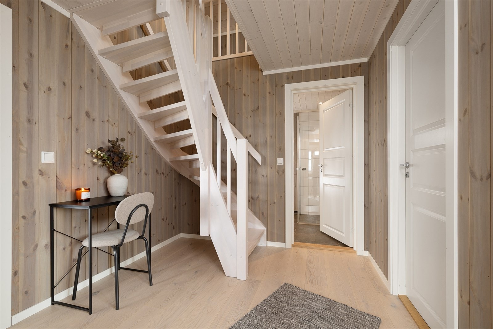 Fra gangen innenfor stua er det adkomst til 3 soverom og bad, samt trapp opp til hemsen. Galleribilde