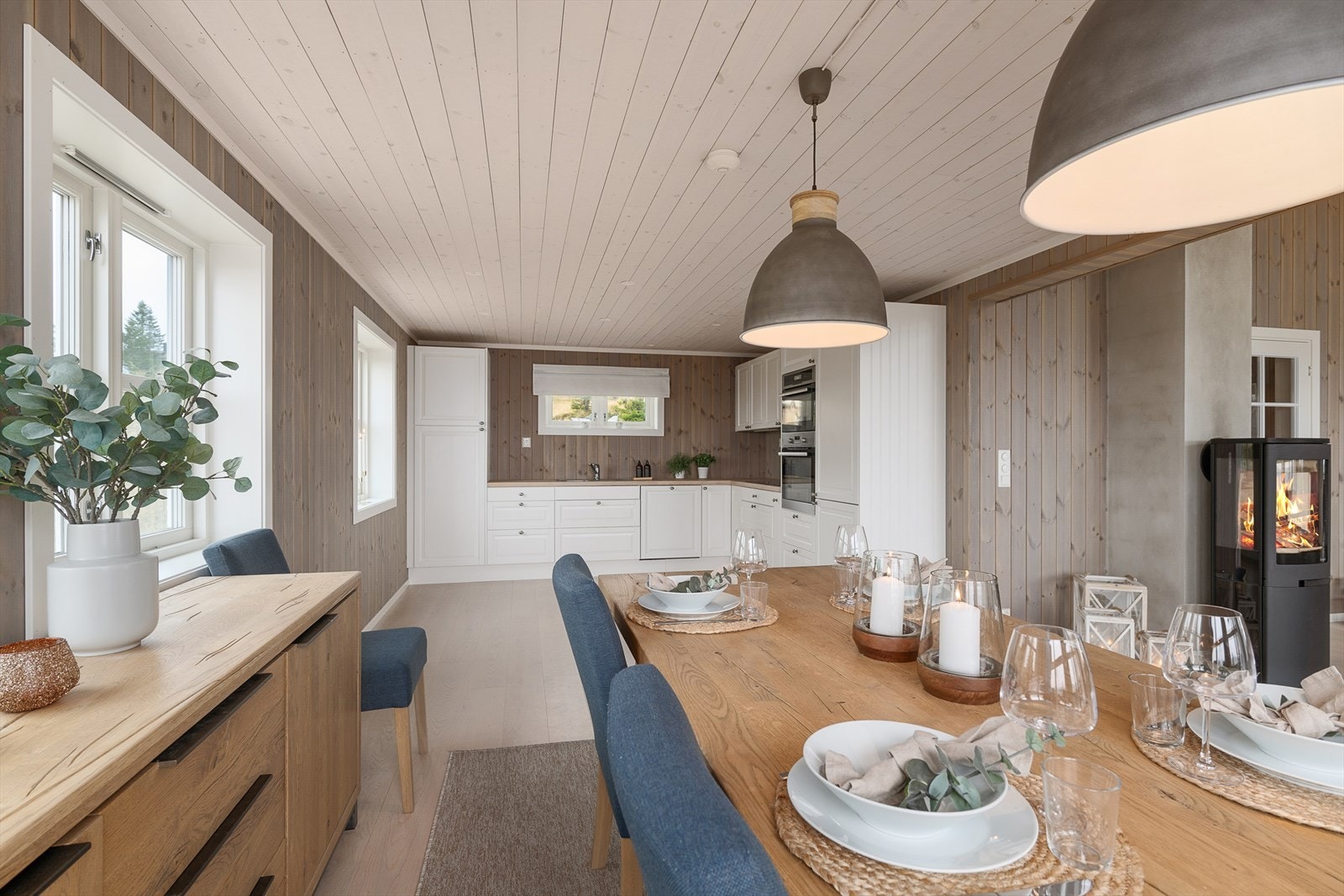 Spiseplassen er romslig og lys og ligger tett på kjøkkenet. Galleribilde