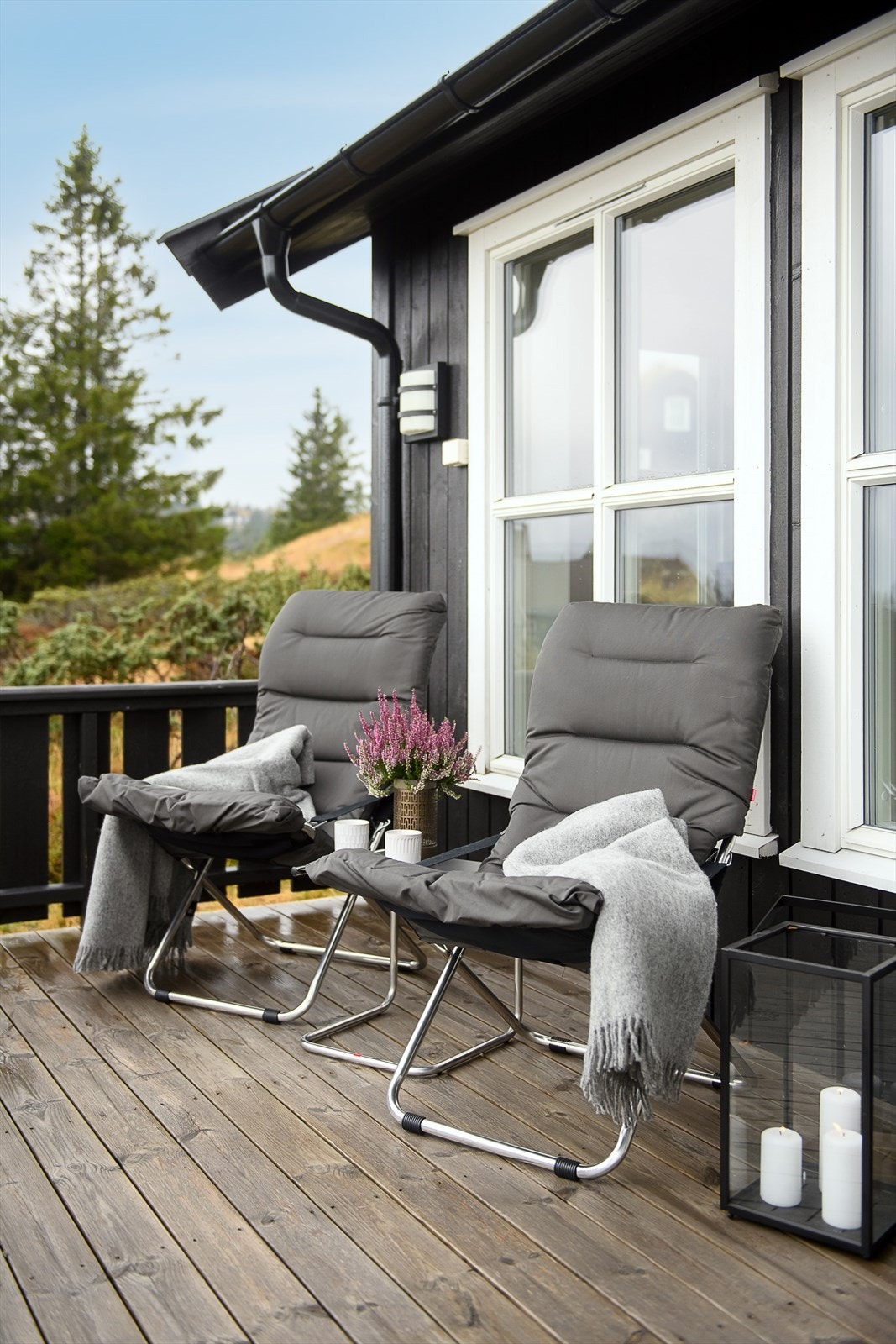 Det er en åpen og fin terrasse utenfor hytta ned gode møbleringsmuligheter. Galleribilde