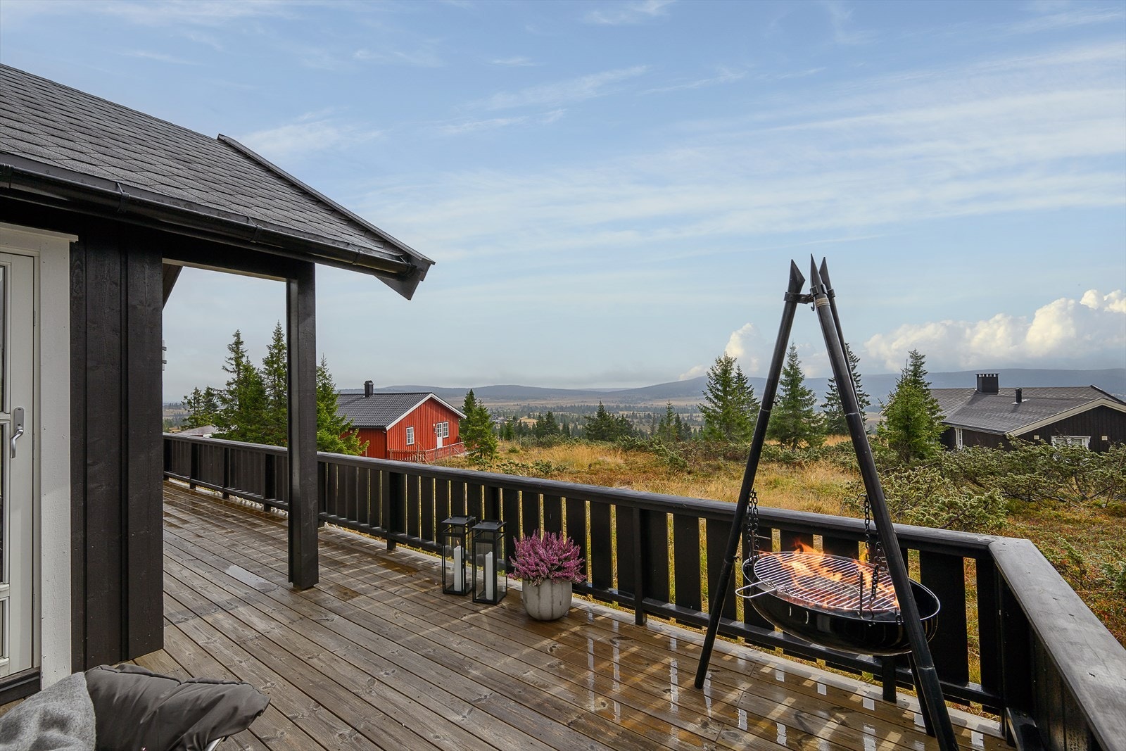 Høst i lufta og bålpannekos ved hytta. Galleribilde